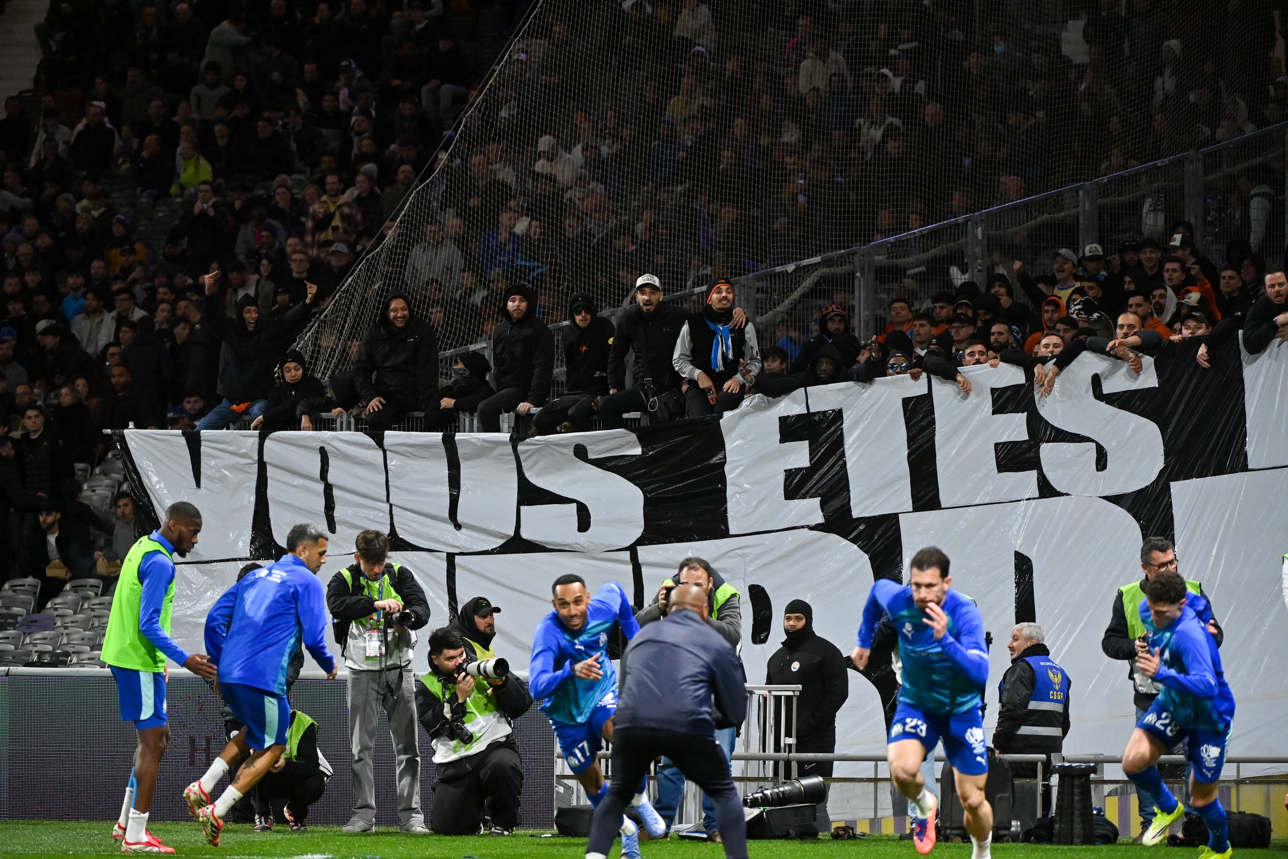 Bâche des supporters de l'OM à l'encontre de leurs joueurs lors du match à Toulouse.