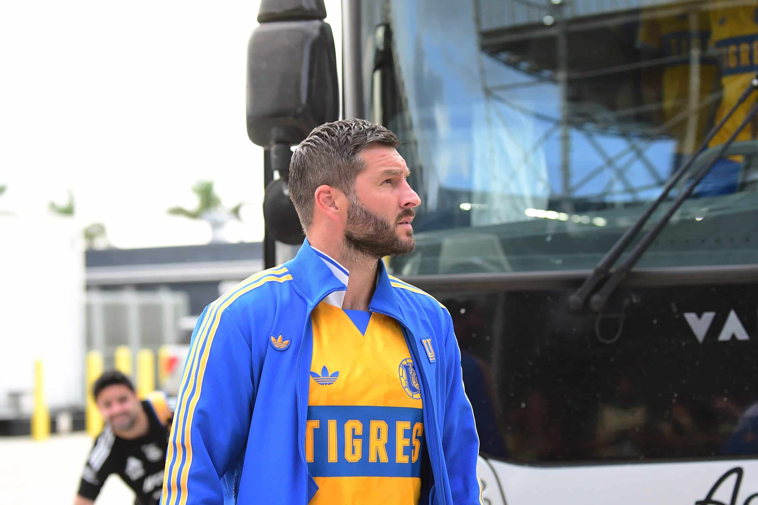 André-Pierre Gignac, à sa descente du bus des Tigres.