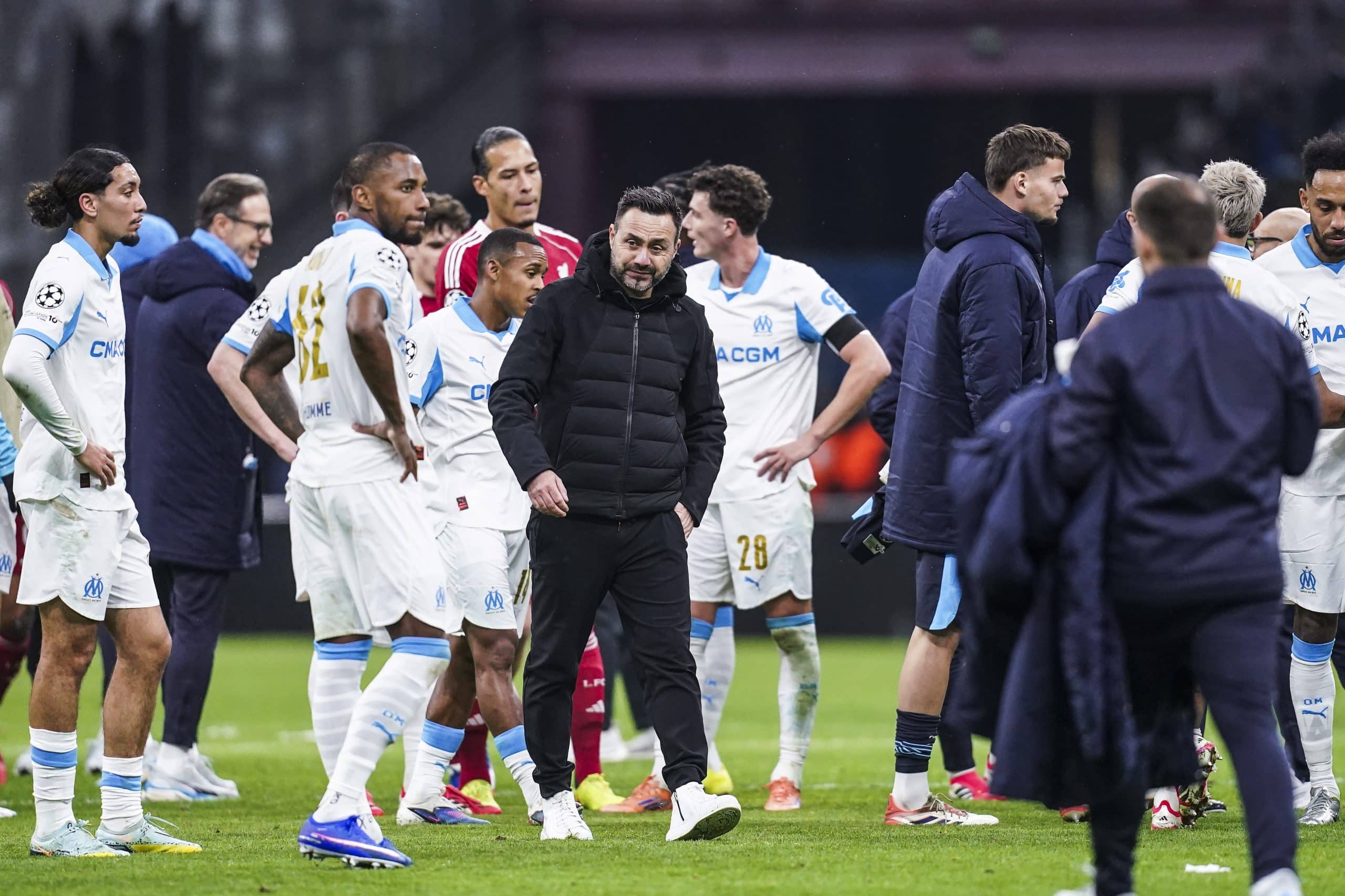 Roberto De Zerbi au milieu de ses joueurs après la défaite de l'OM contre Liverpool.