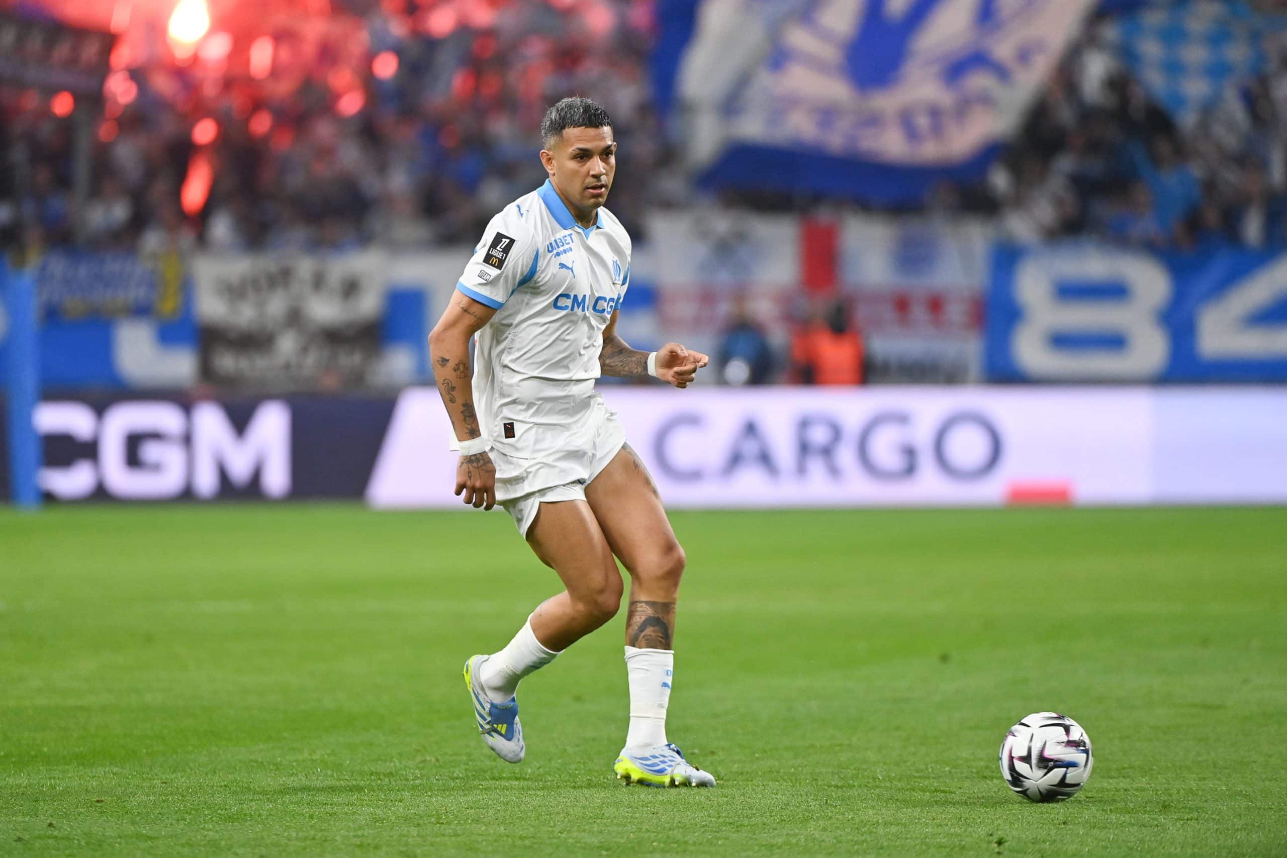 Facundo Medina effectuant une passe lors de la victoire de l'OM sur le FC Metz.