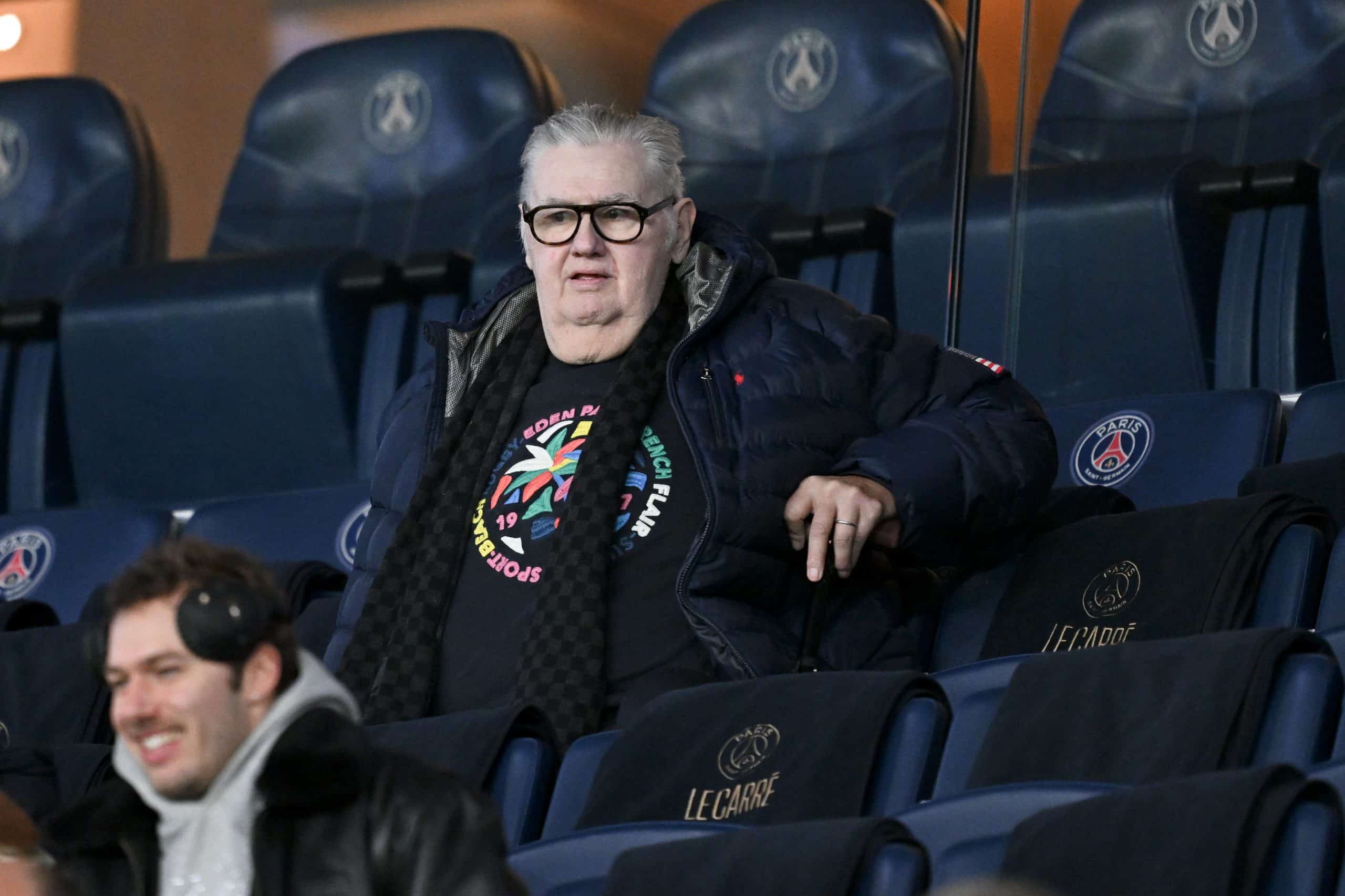 Pierre Ménès assistant au derby parisien en Coupe de France.