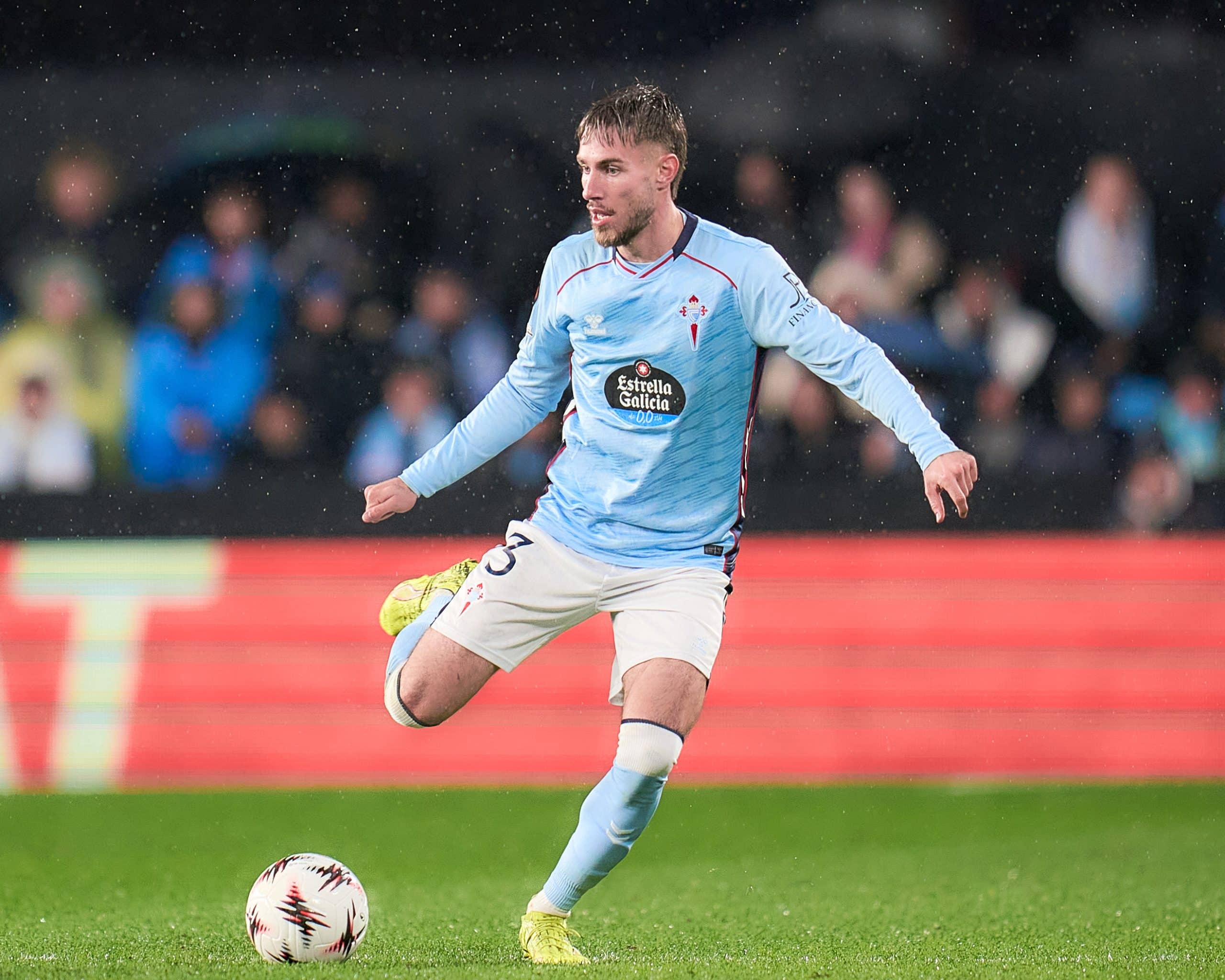 Le défenseur du Celta Vigo Oscar Mingueza relançant le ballon.