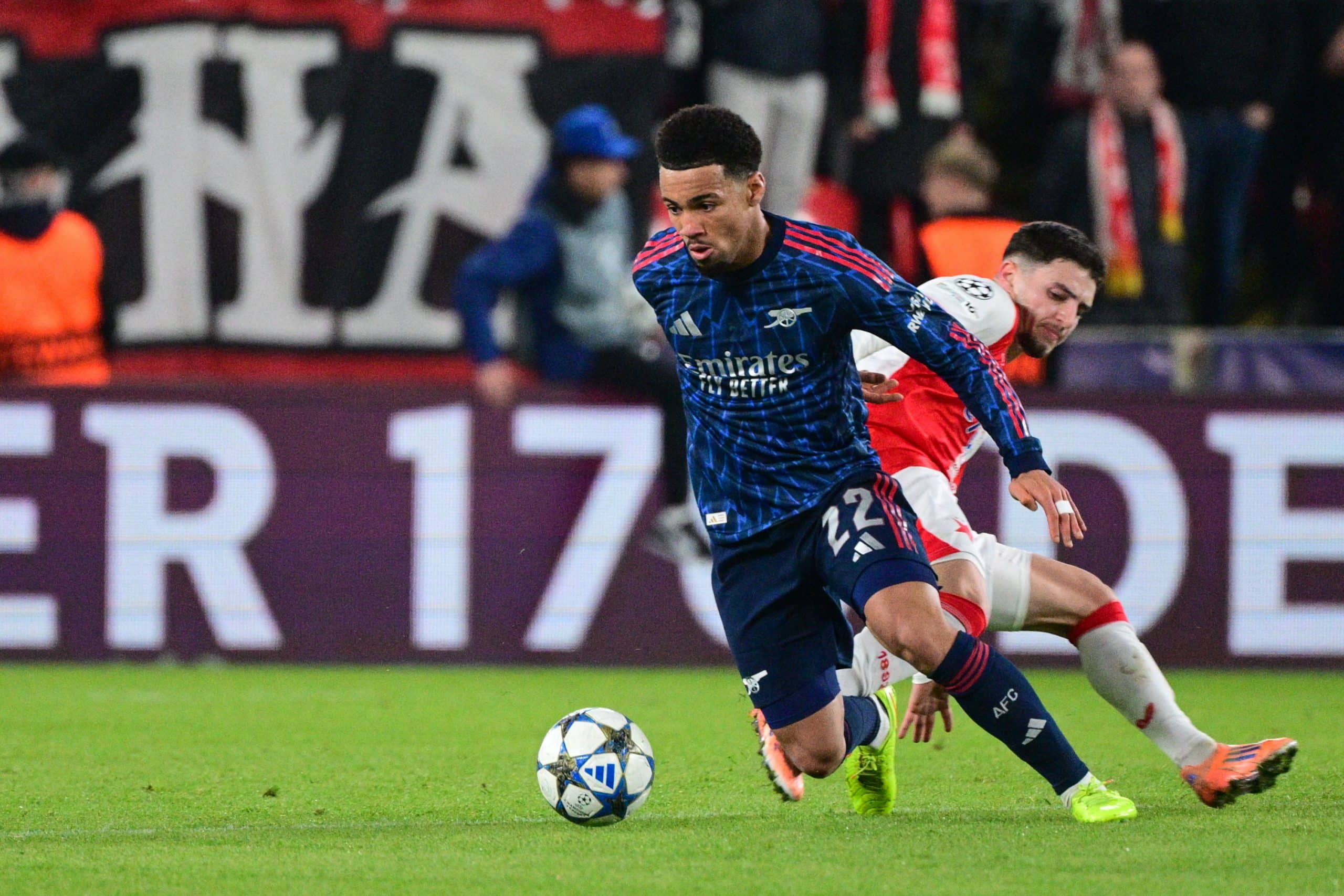 Ethan Nwaneri dribblant un adversaire lors du match d'Arsenal contre le Slavia Prague.