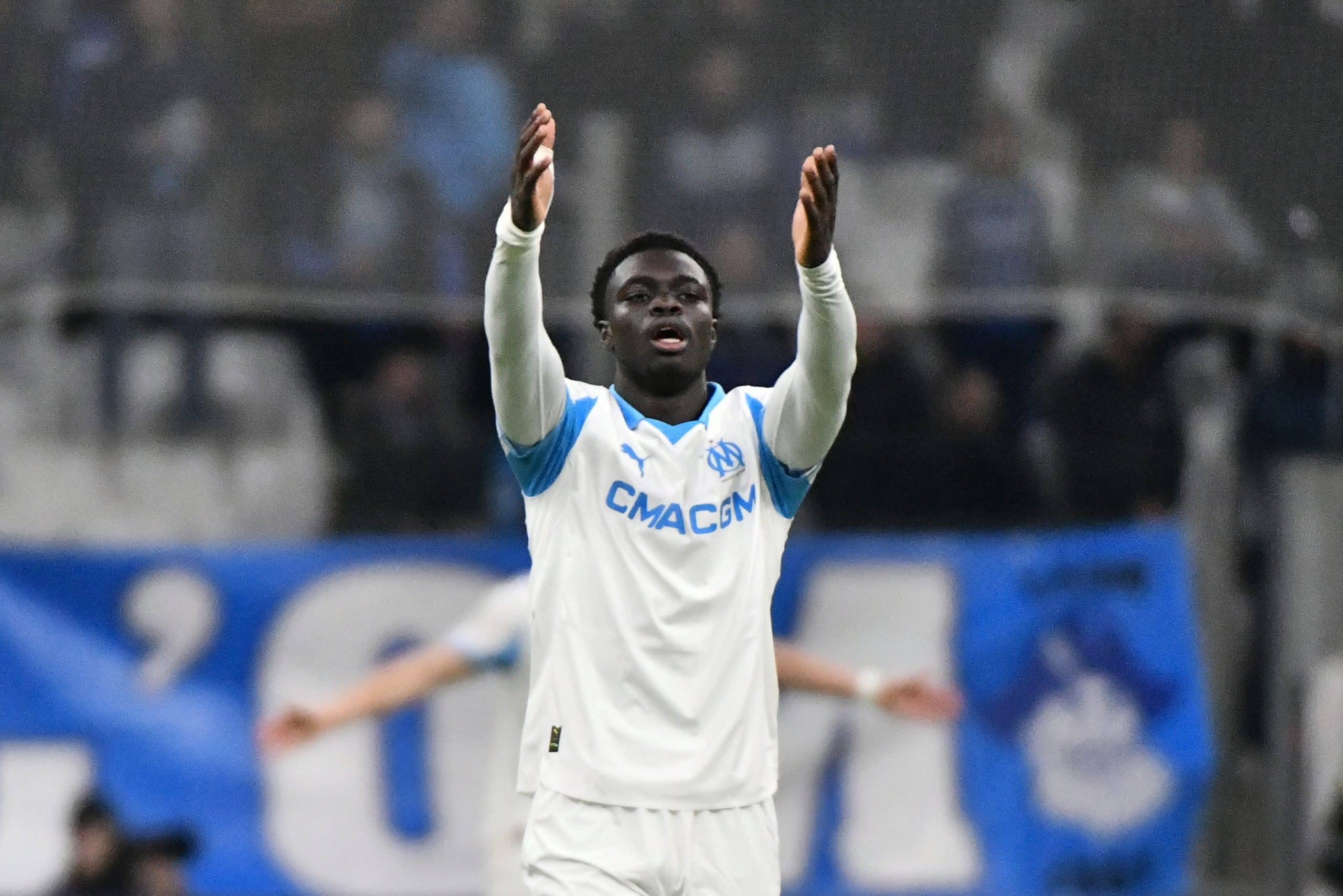 Robinio Vaz les bras au ciel lors du match entre l'OM et Newcastle.