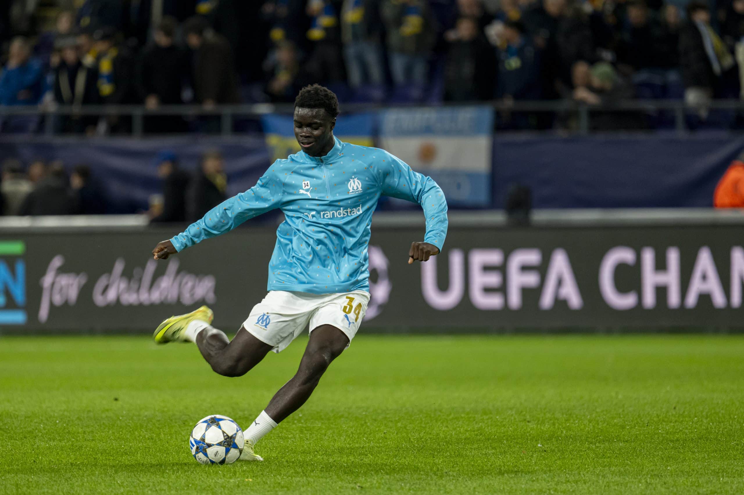 Robinio Vaz frappant au but lors d'un échauffement avec l'OM.