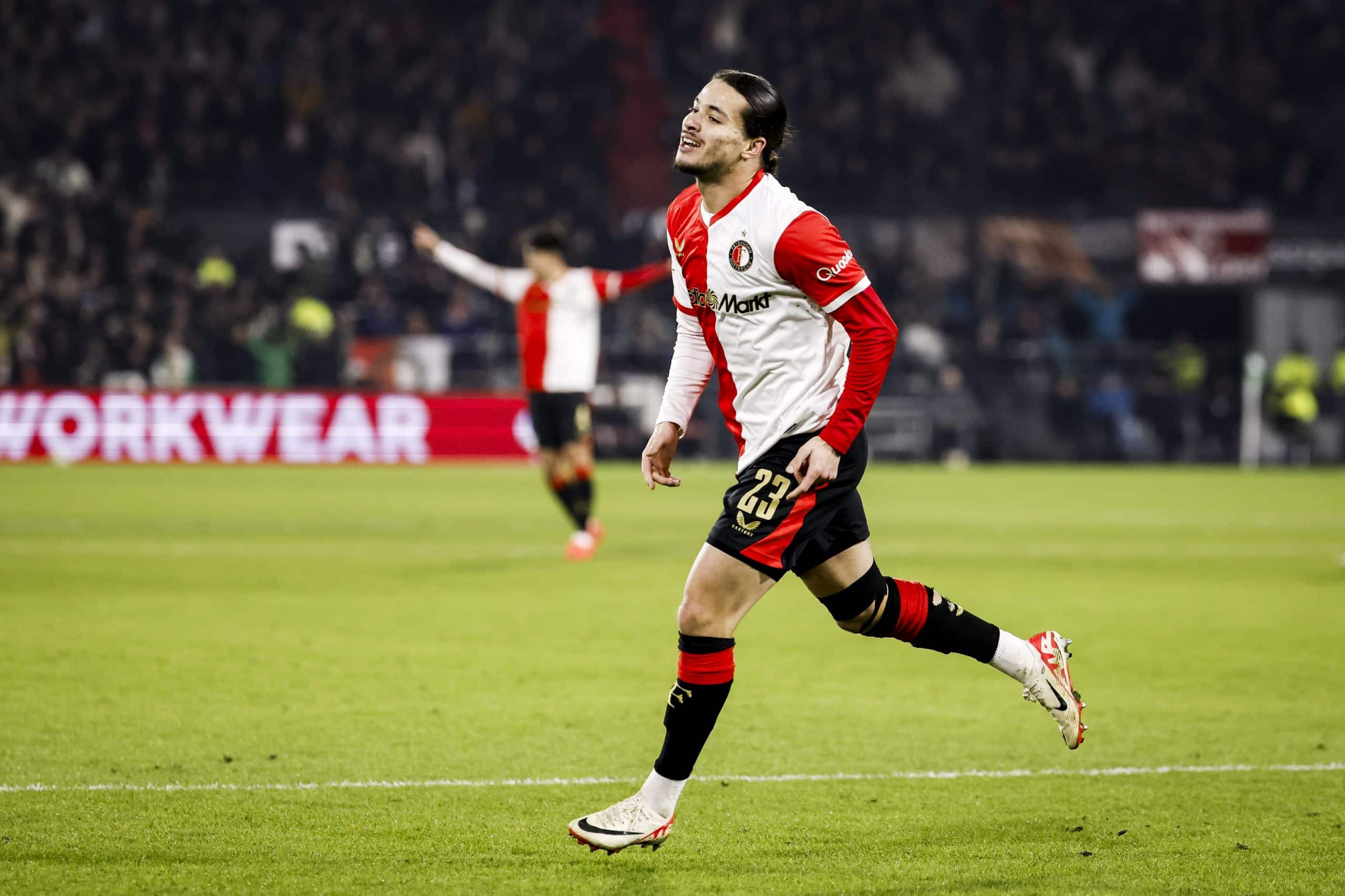 Anis Hadj Moussa célébrant un but avec le Feyenoord Rotterdam.