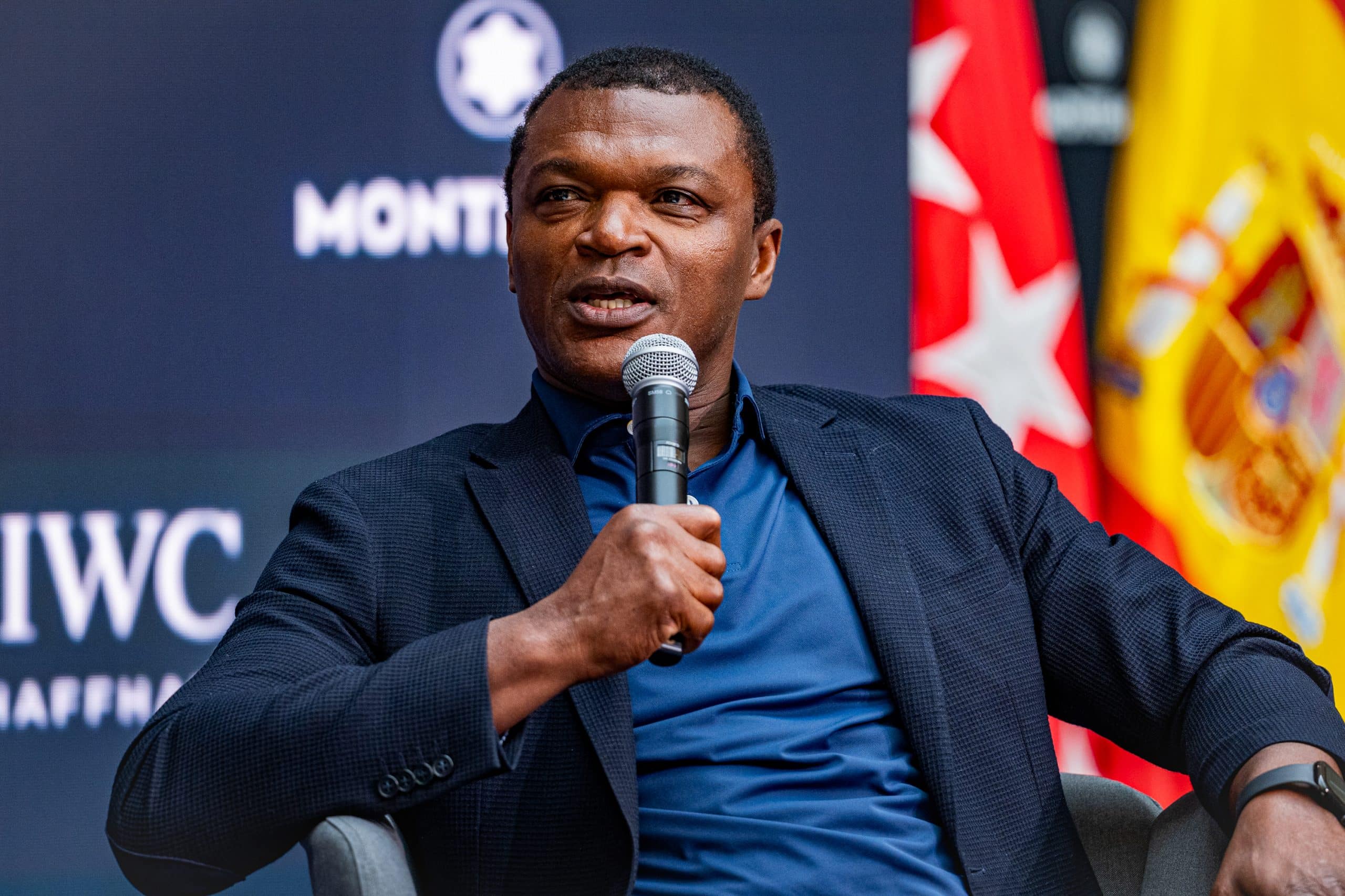 Marcel Desailly répondant à des questions des médias lors des trophées Laureus.