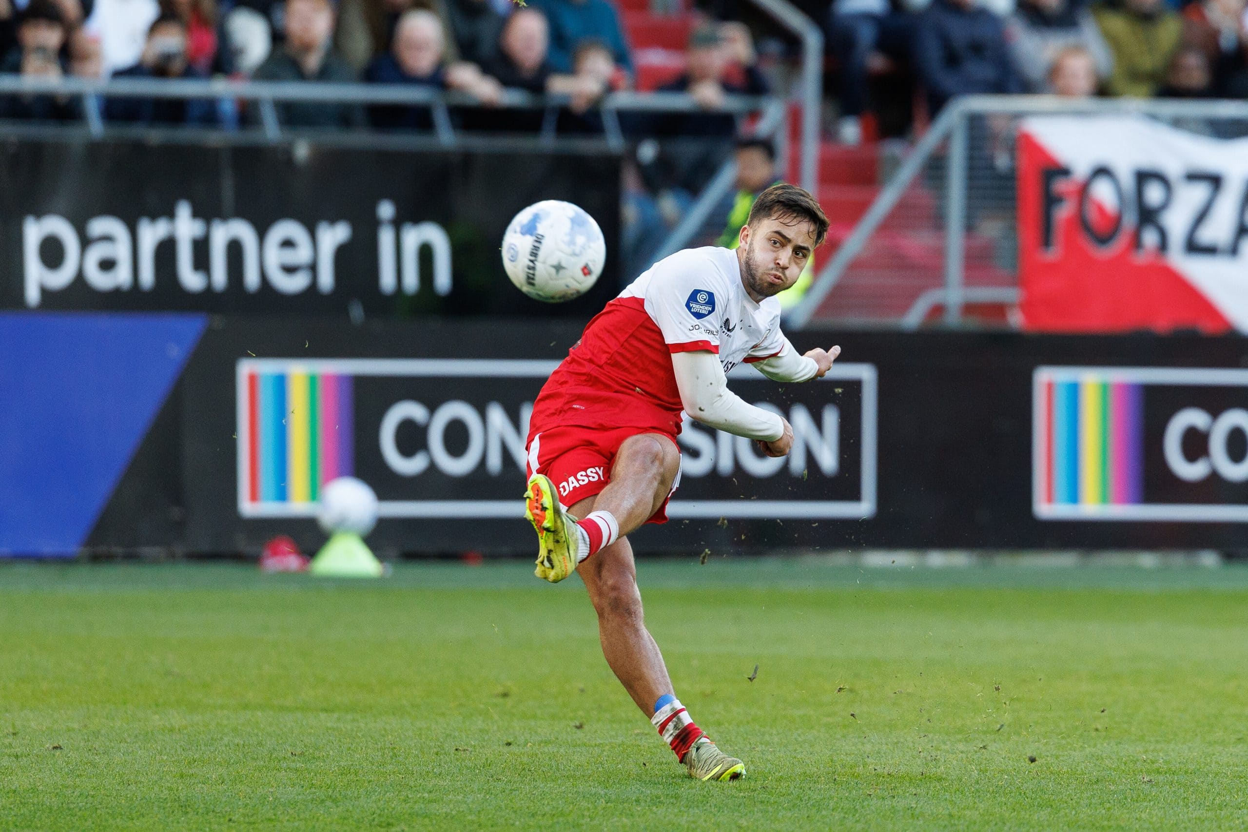 Souffian El Karouani dégageant un ballon lors d'un match du FC Utrecht.