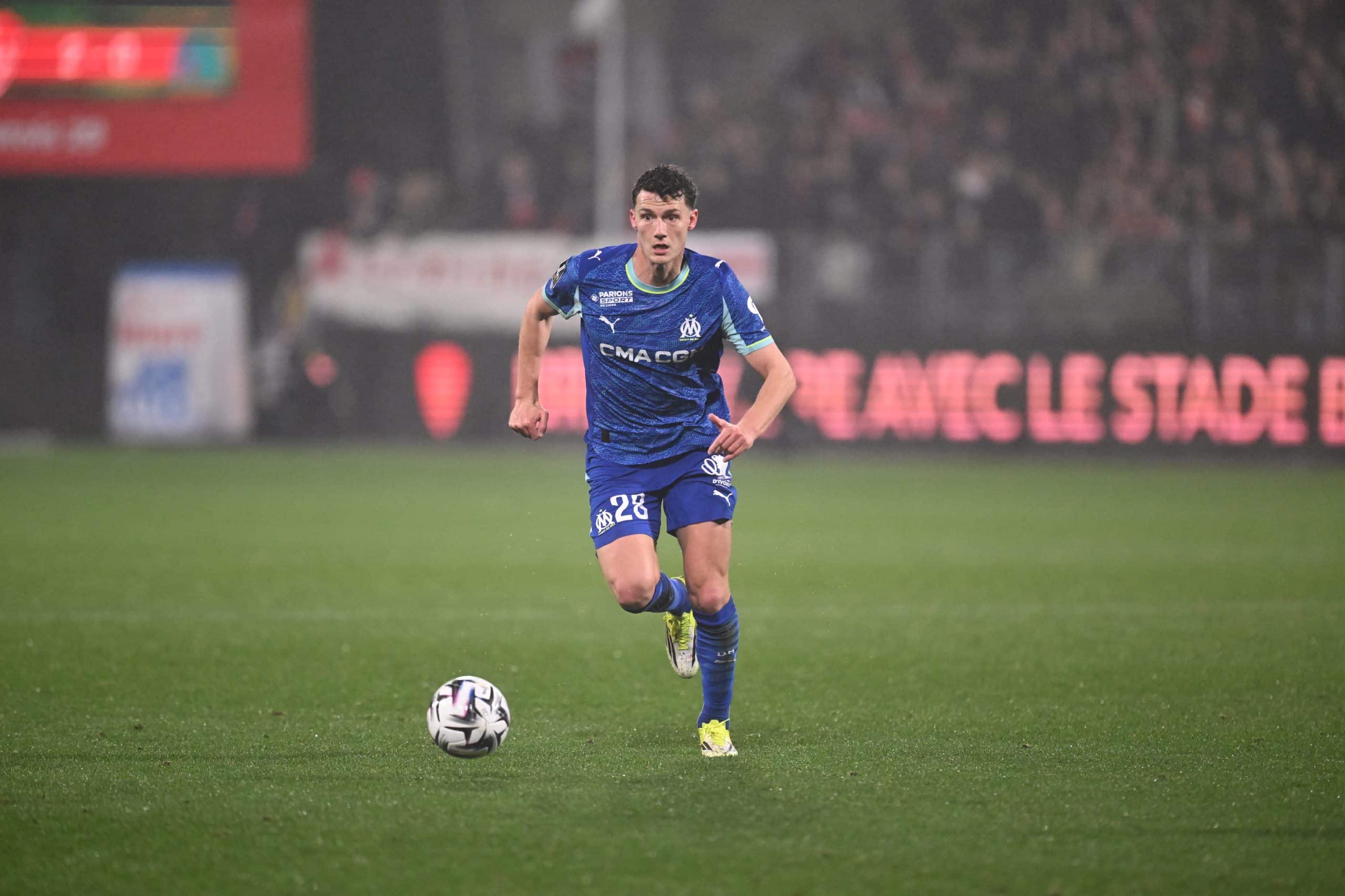 Benjamin Pavard remontant le ballon lors du match Brest-OM.