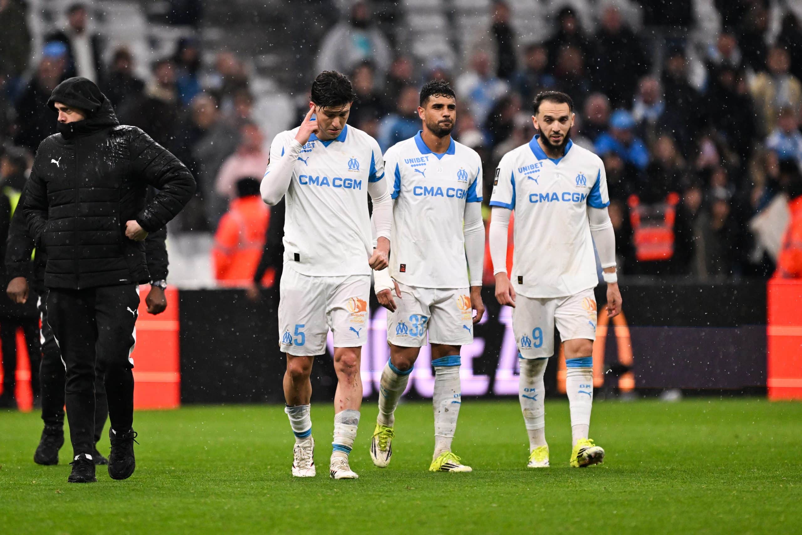 Leonardo Balerdi avec Emerson Palmieri et Amine Gouiri à la fin d'OM-LOSC.