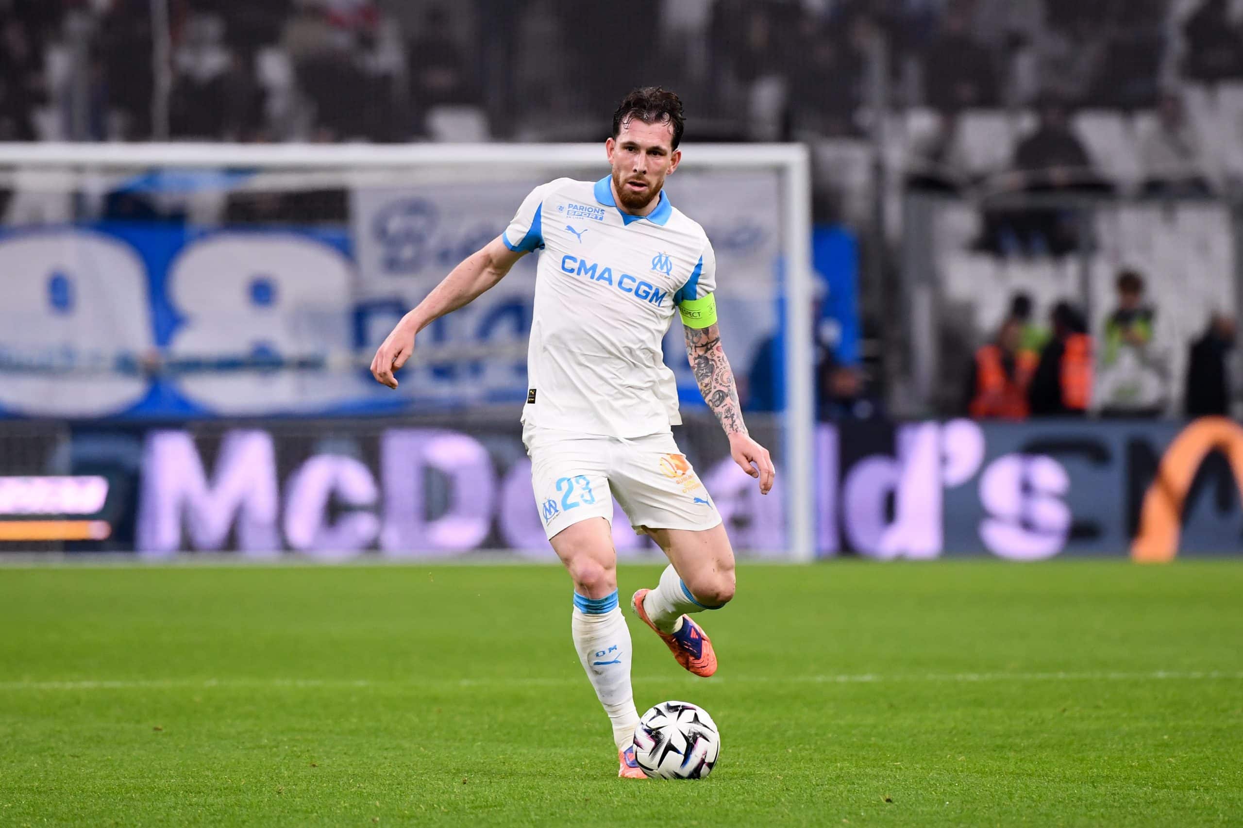 Pierre-Emile Hojbjerg s'apprêtant à faire une passe lors d'OM-Auxerre.