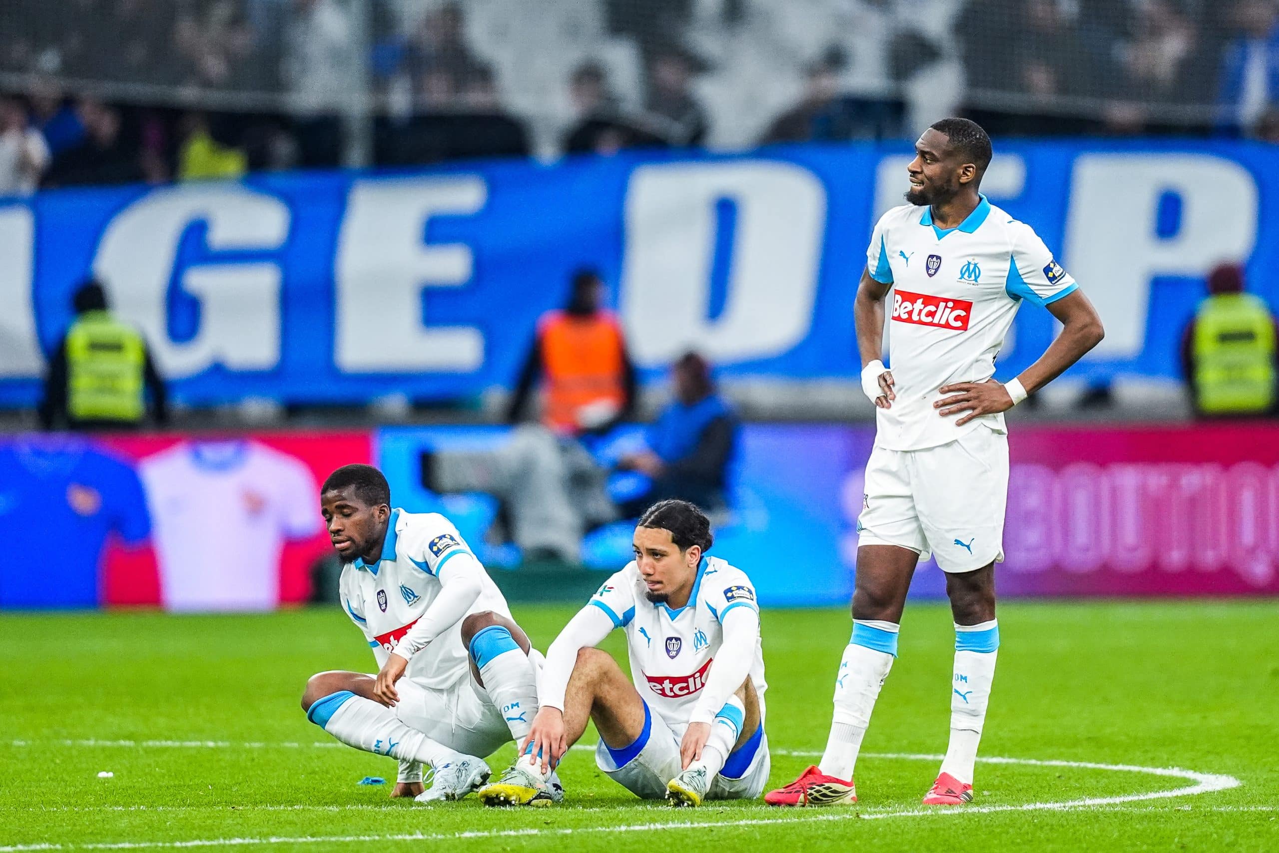 Bilal Nadir au milieu d'Hamed Traoré et Geoffrey Kondogbia après l'élimination de la Coupe de France.