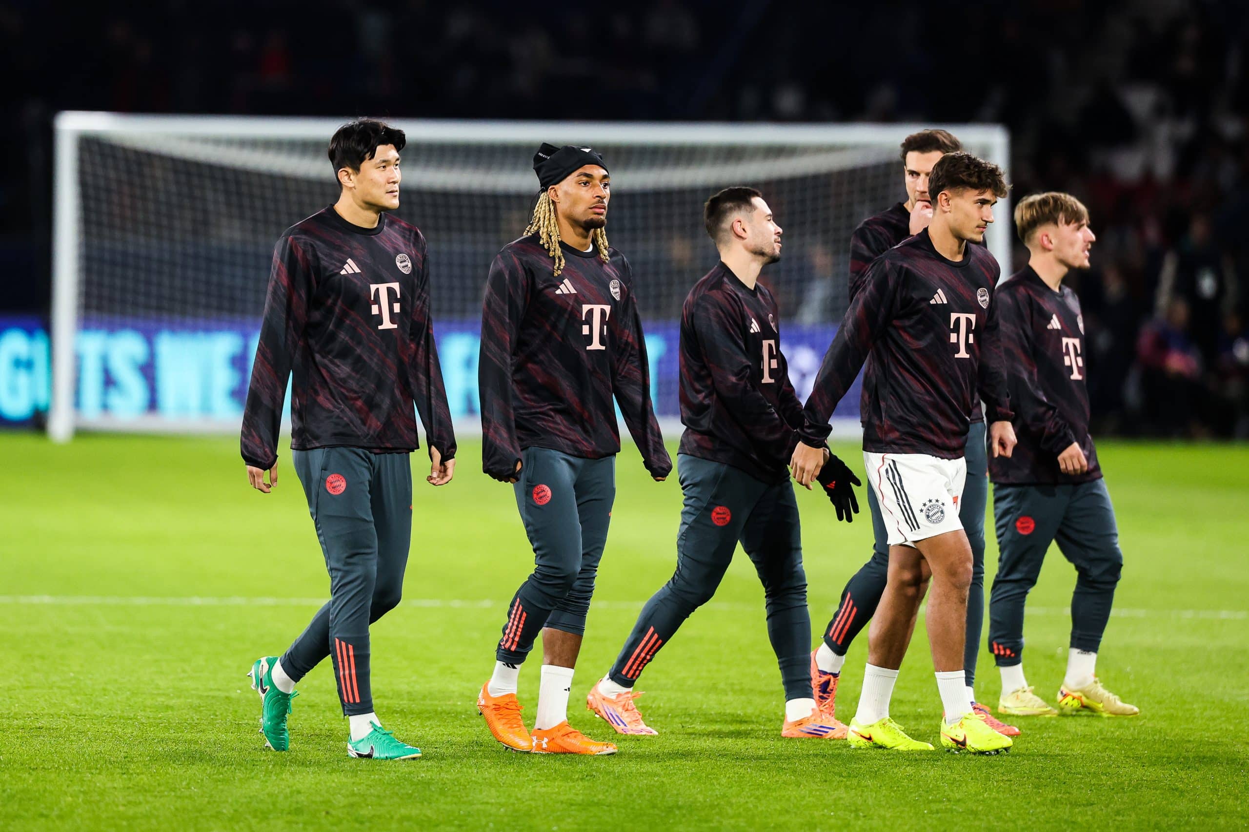 Sacha Boey au milieu de ses partenaires du Bayern Munich.