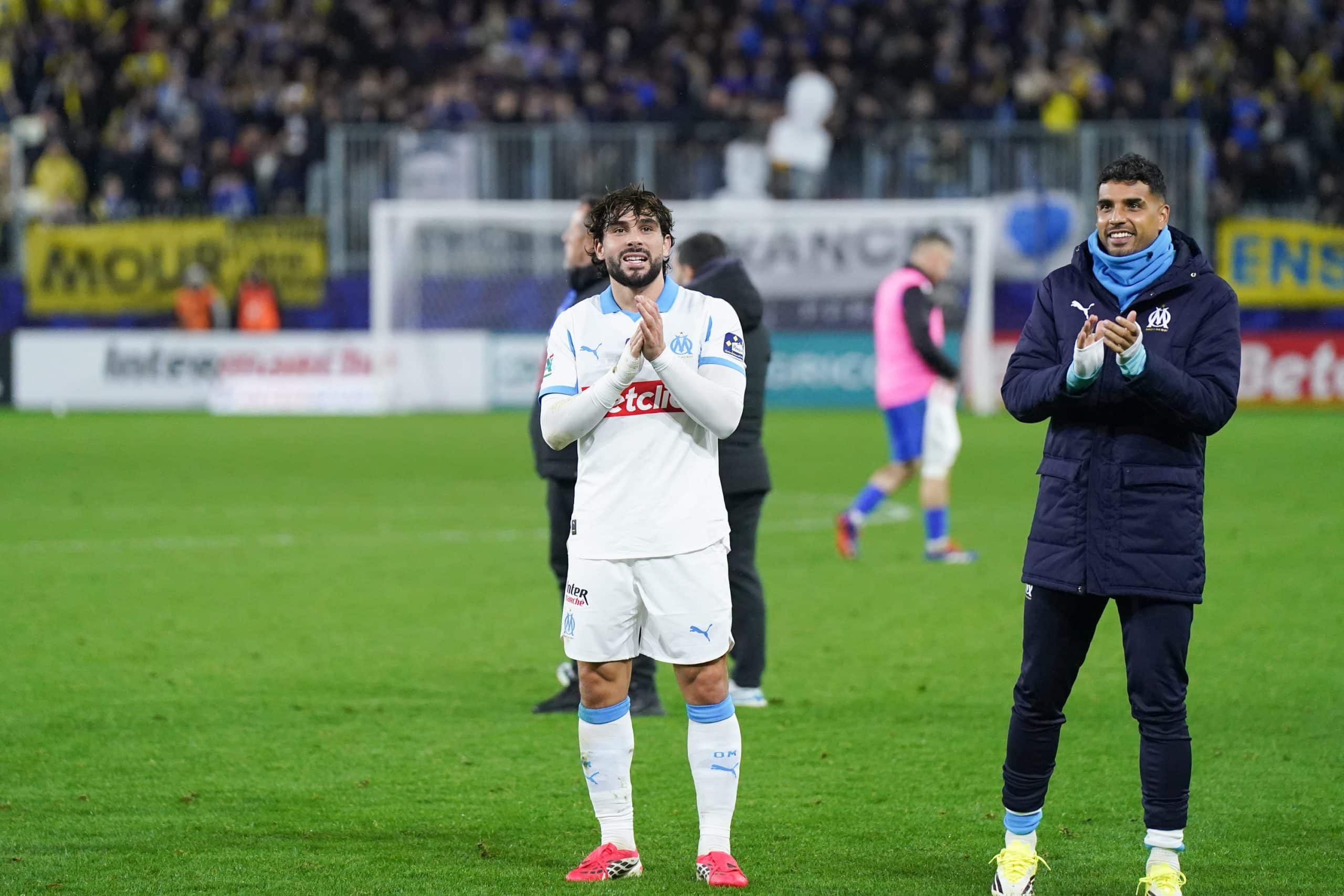 Neal Maupay saluant les supporters marseillais après la victoire à Bayeux.