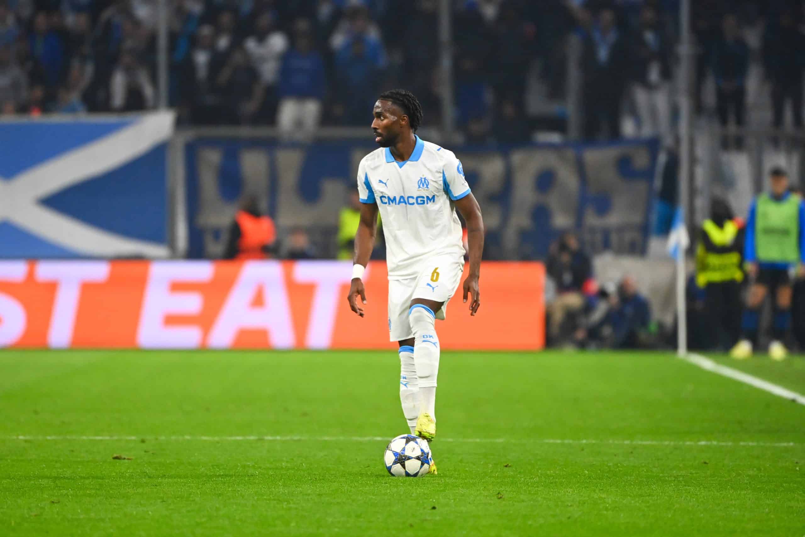 Ulisses Garcia contrôlant le ballon lors d'OM-Atalanta.