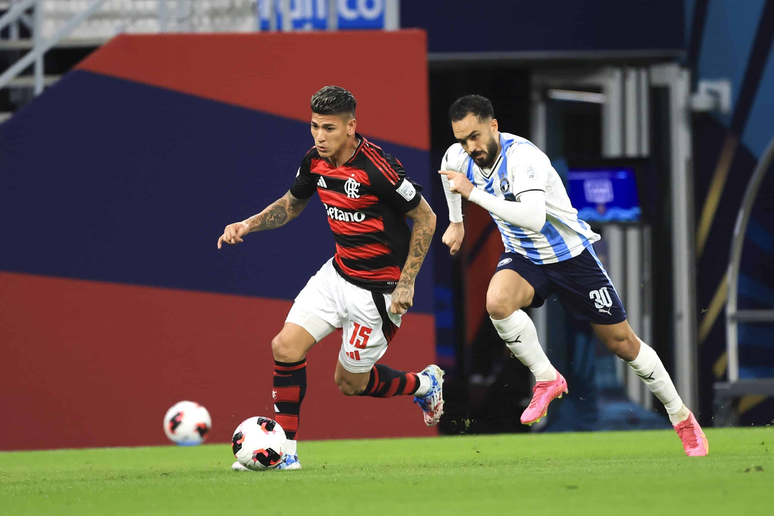 Jorge Carrascal débordant un adversaire lors du match de Flamengo contre le Pyramids FC.