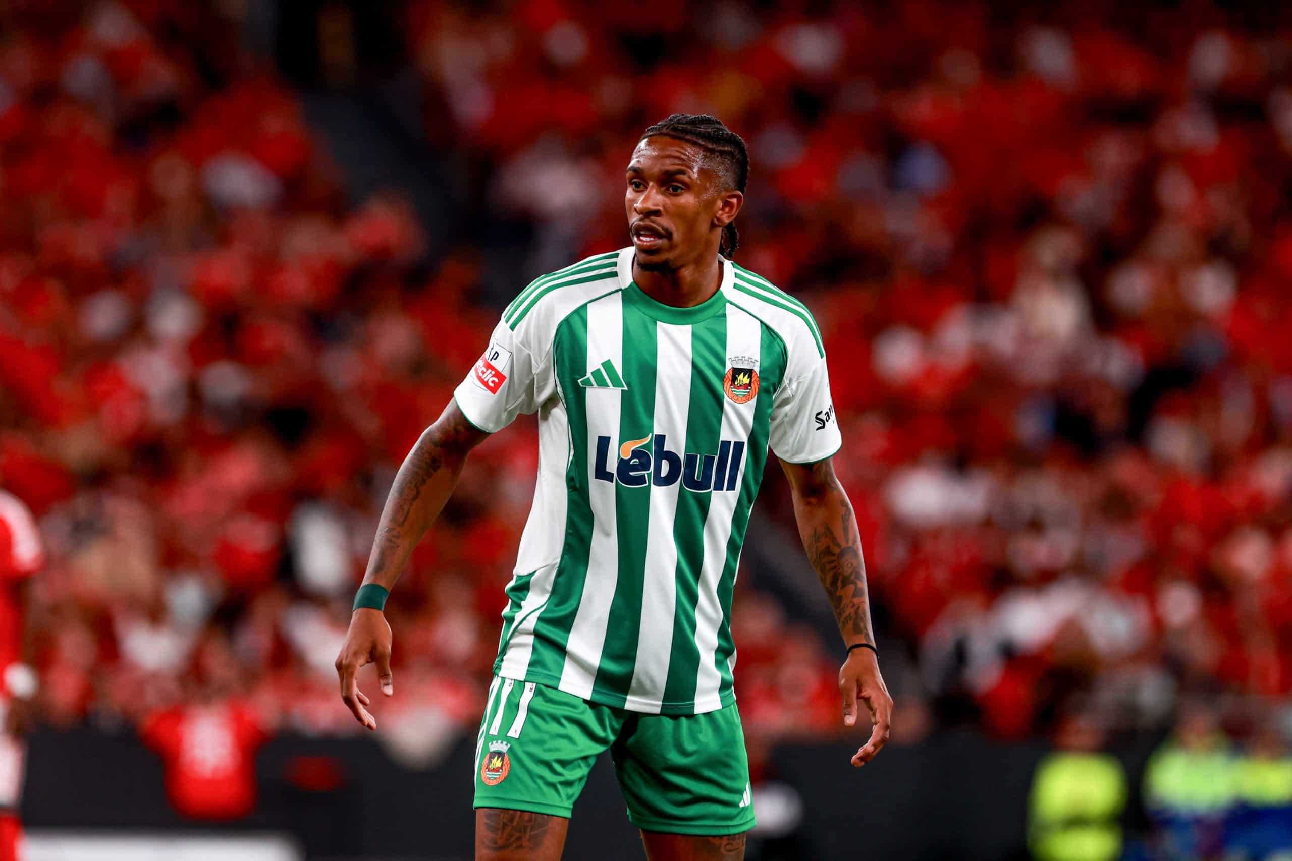 L'ailier brésilien de Rio Ave André Luiz lors d'un match contre le Benfica Lisbonne.