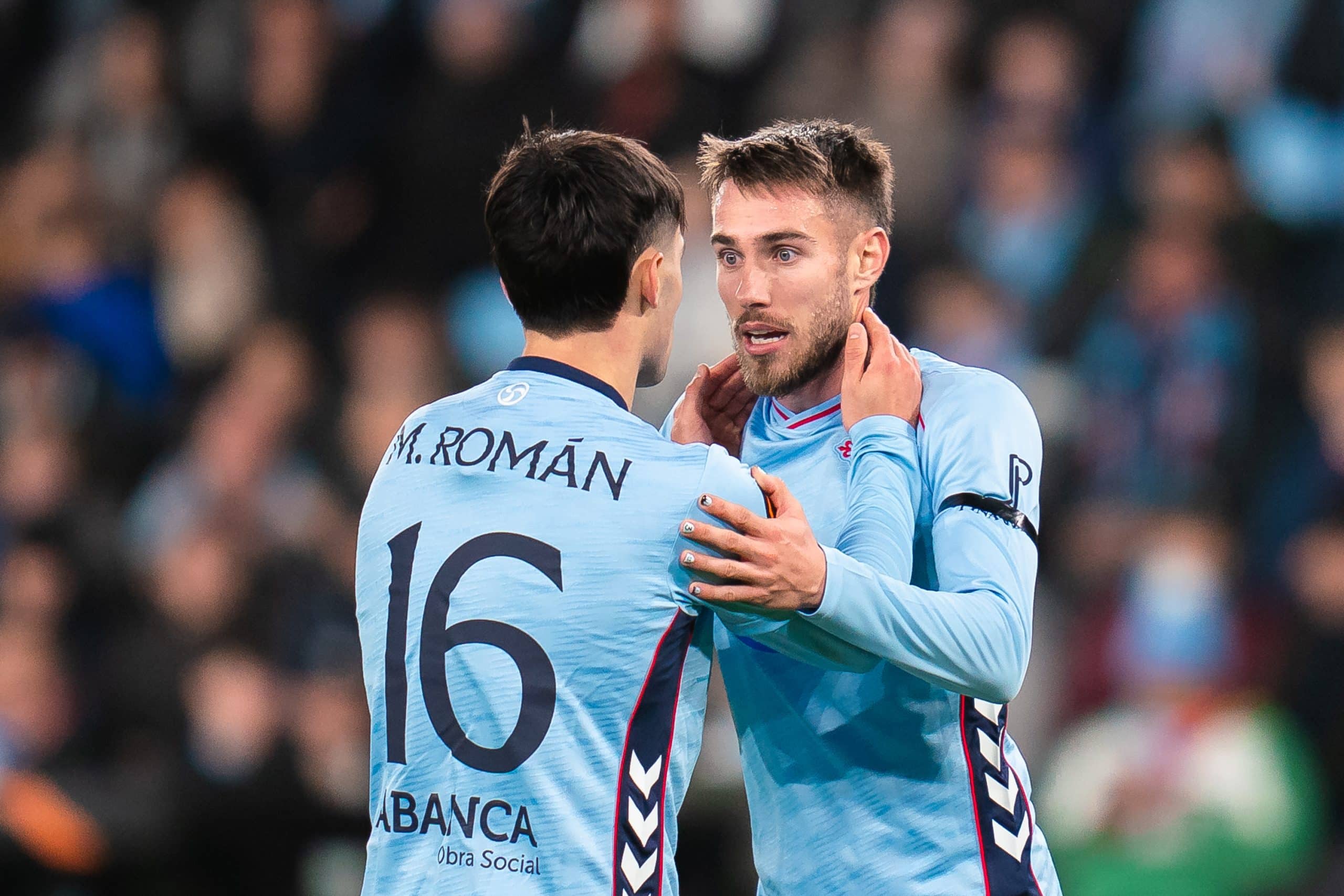 Oscar Mingueza fêtant un but avec l'un de ses coéquipiers du Celta.