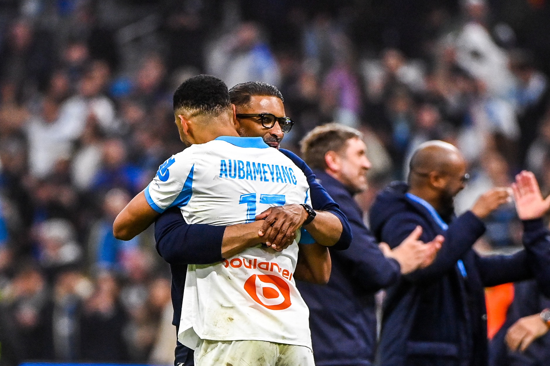 Habib Beye enlaçant Pierre-Emerick Aubameyang après la victoire de l'OM sur l'OL.