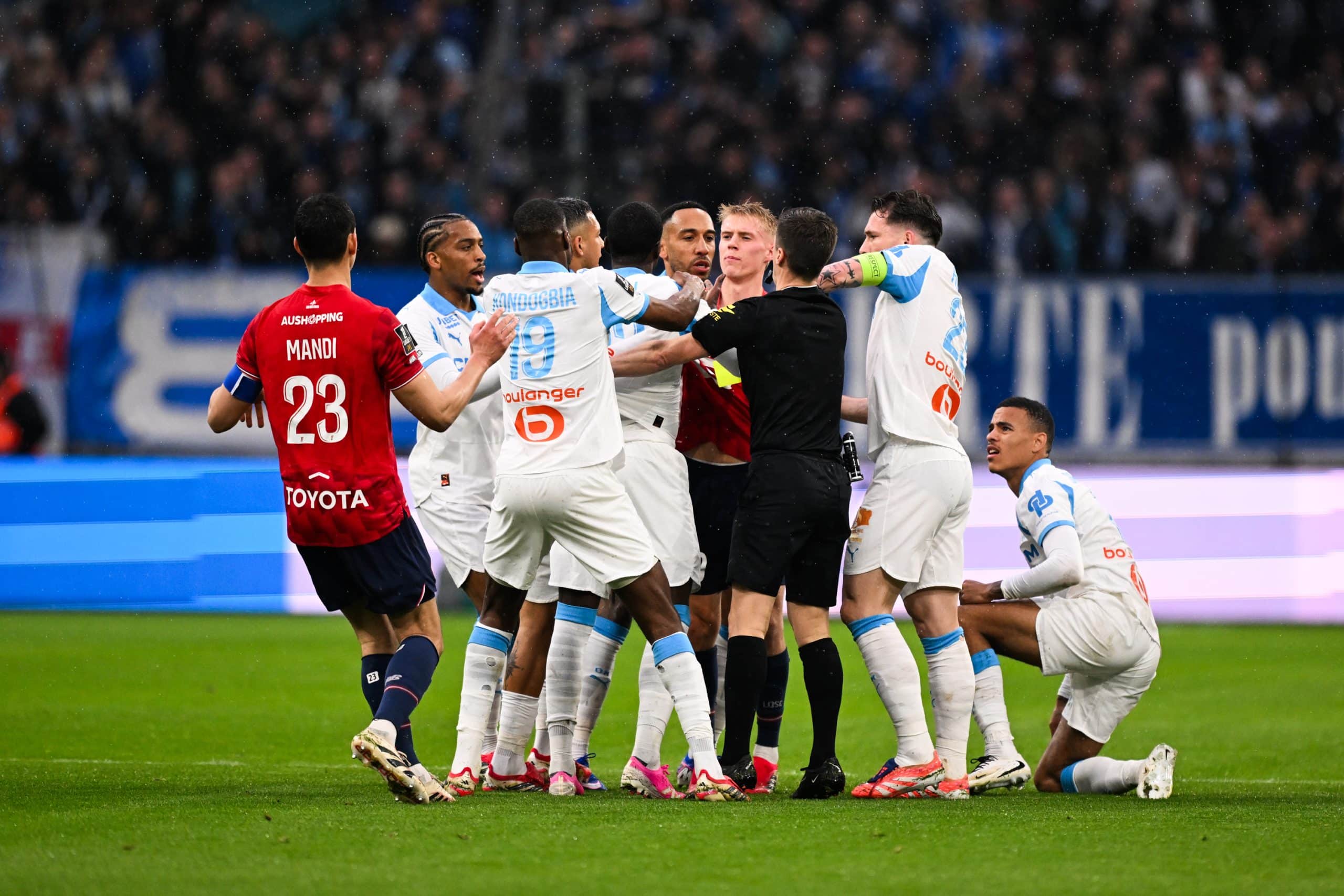 Altercation entre Marseillais et Lillois après la faute sur Greenwood.