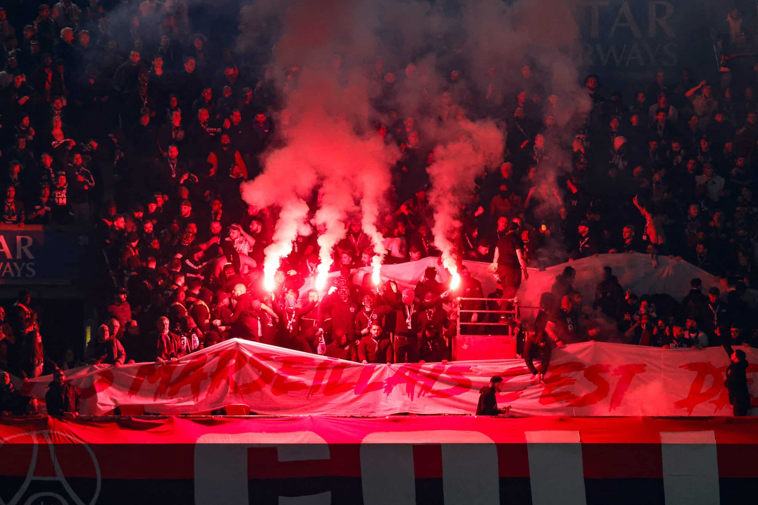 Les ultras du PSG craquant des fumigènes lors du Clasico.