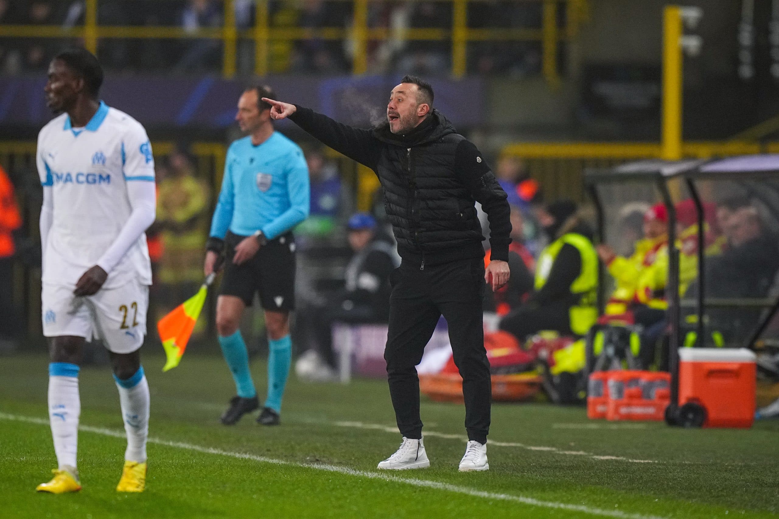 Roberto De Zerbi donnant des consignes à ses joueurs lors de Bruges-OM.