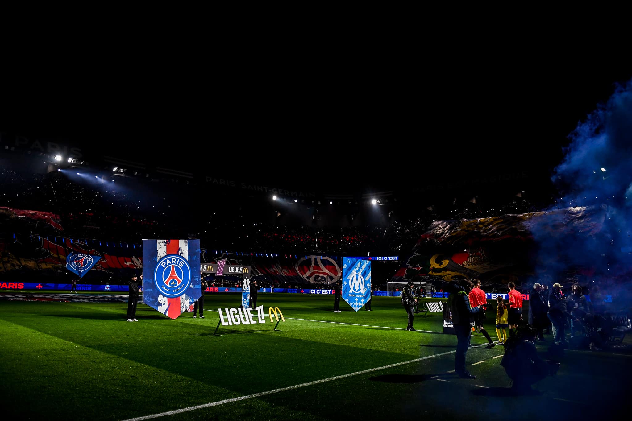 Les logos du PSG et de l'OM avant le Classico au Parc des Princes.