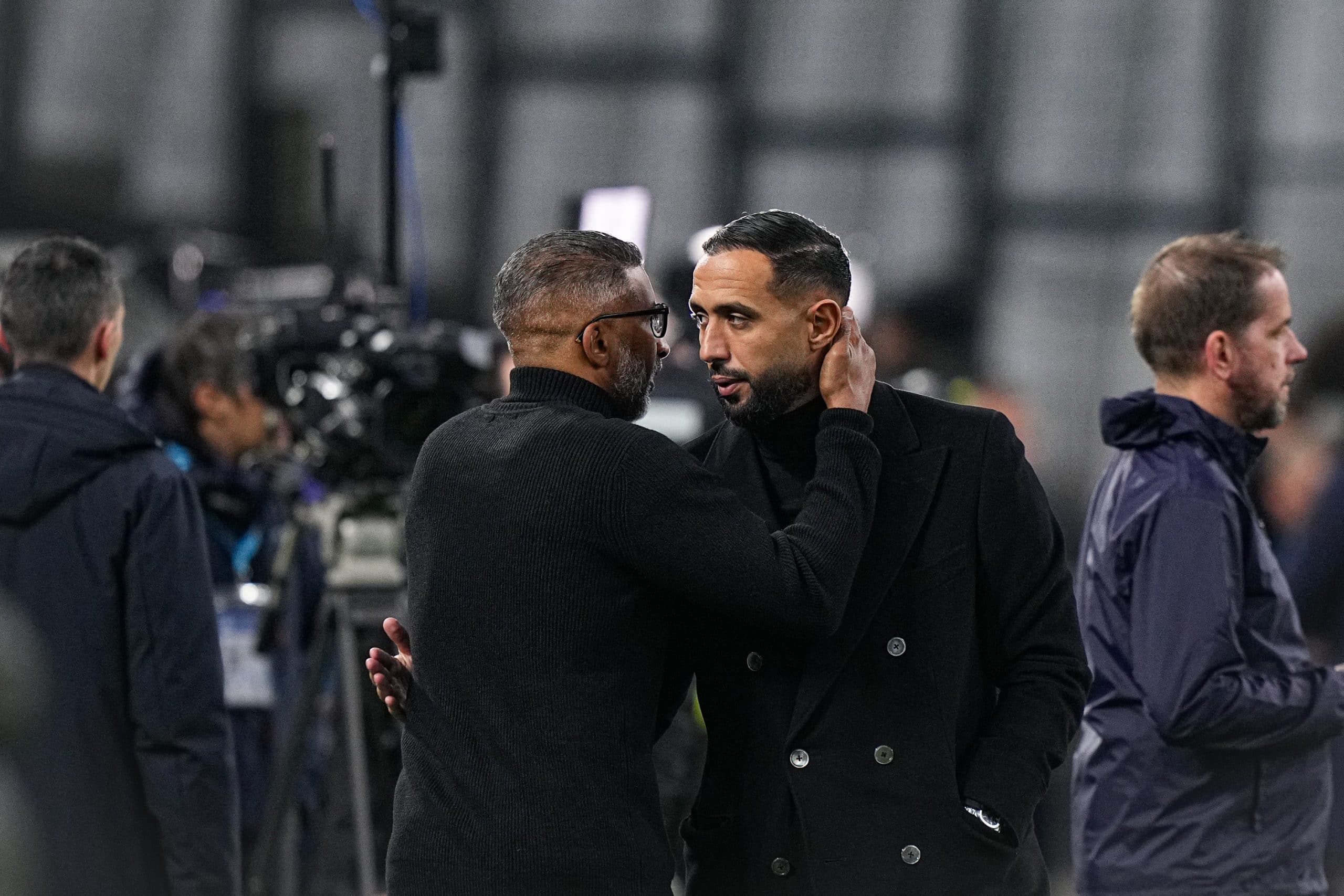 Habib Beye saluant Medhi Benatia à la fin d'un OM-Rennes.