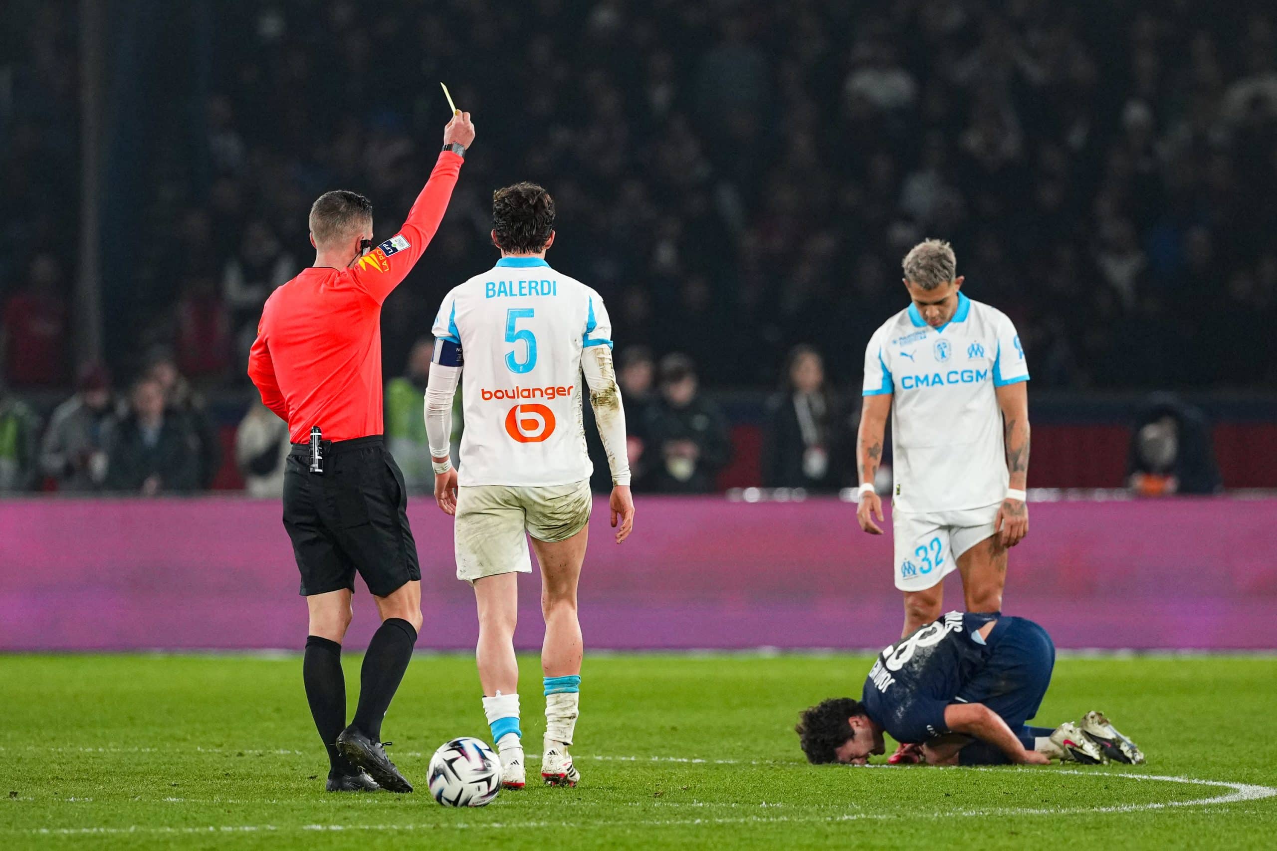 M. Delajod avertissant un Olympien lors du dernier Classico.