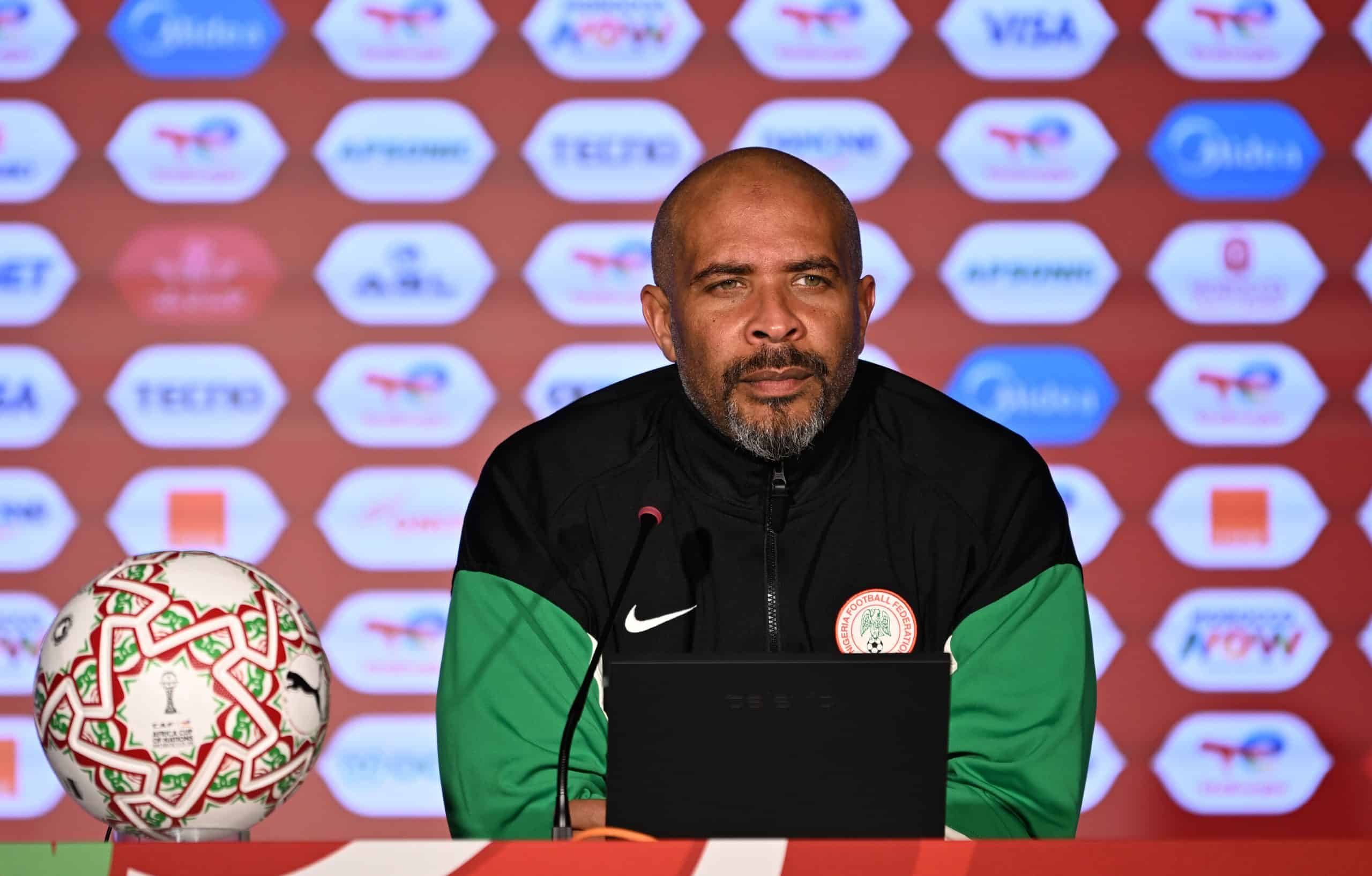 Eric Chelle lors d'une conférence de presse avec le Nigéria.