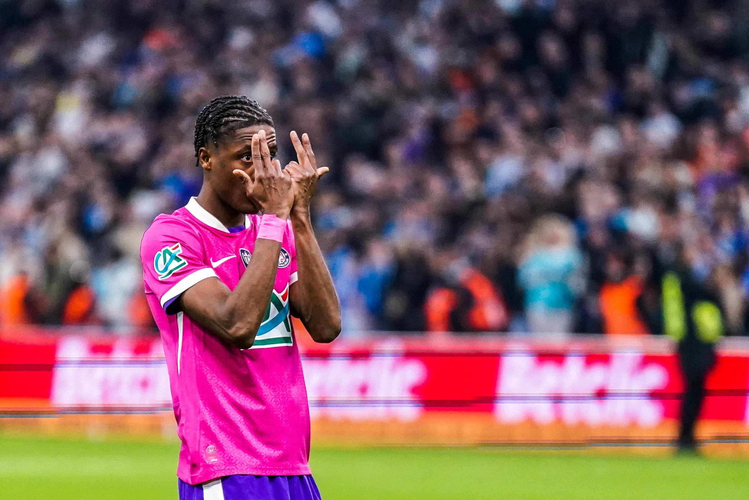 Pape Demba Diop faisant le signe de Jul après son pénalty transformé face à l'OM.