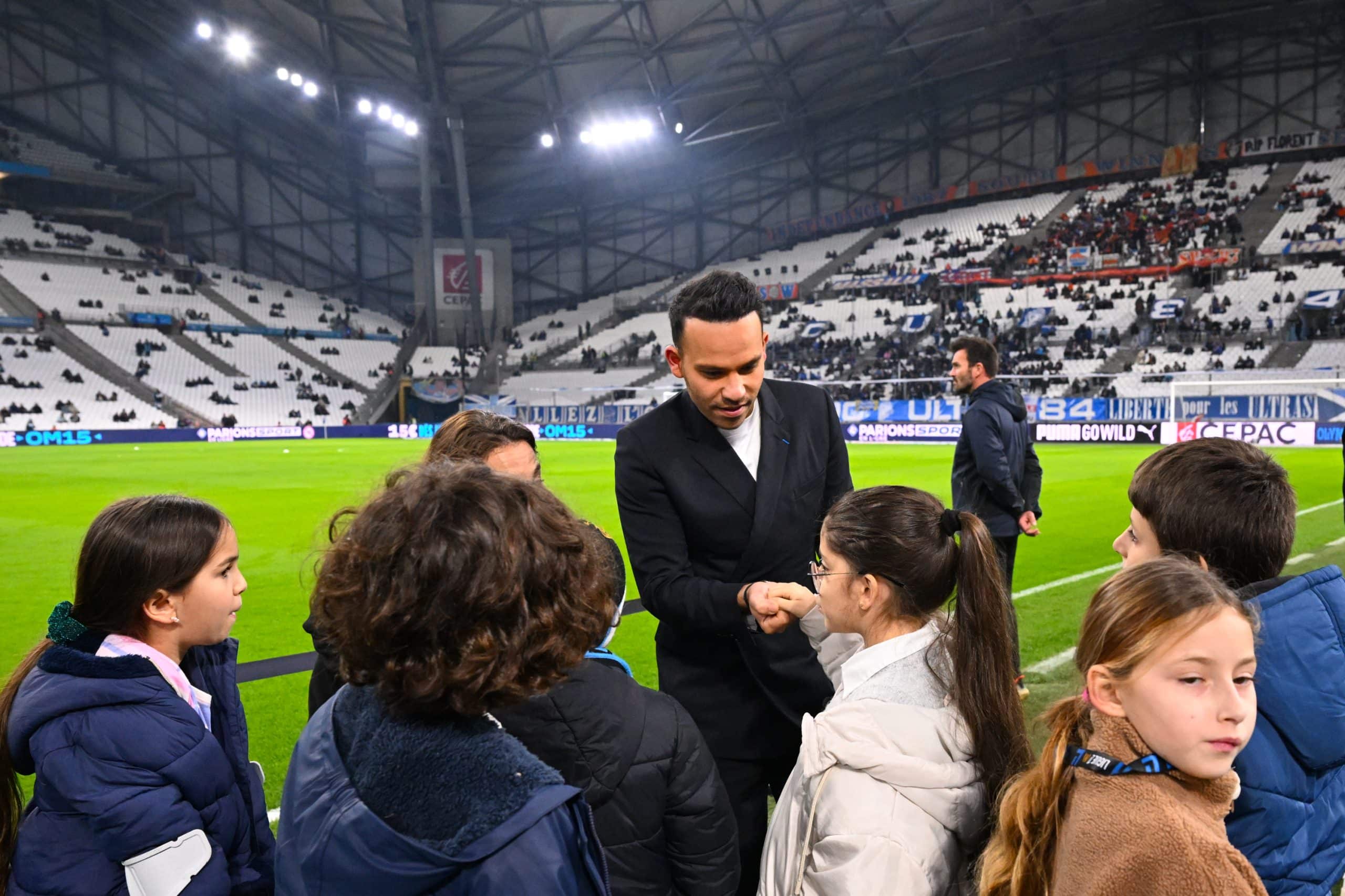 Mohamed Bouhafsi au bord du terrain, au Vélodrome.