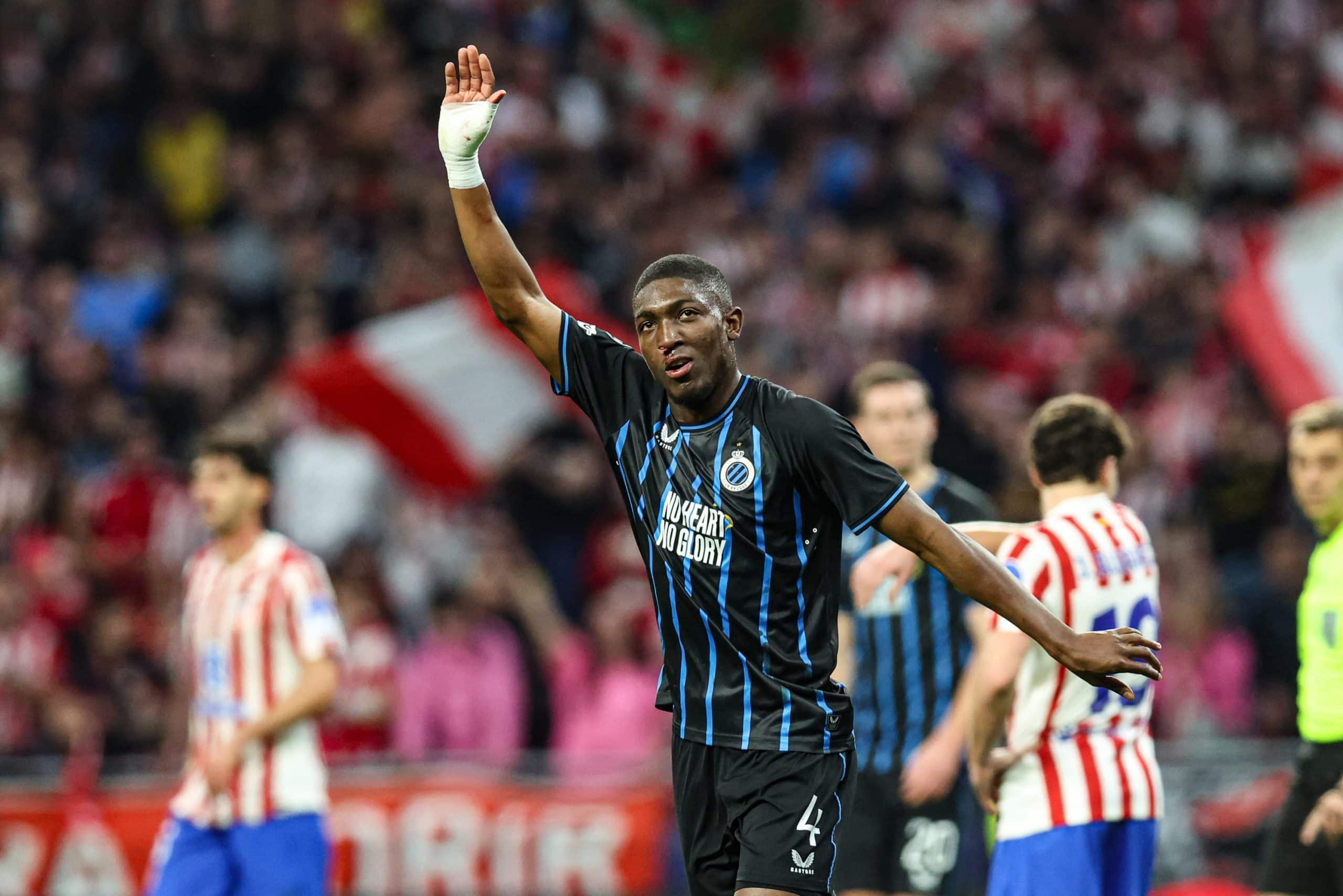 Joel Ordonez levant le bras lors du match du Club Bruges sur la pelouse de l'Atlético Madrid.