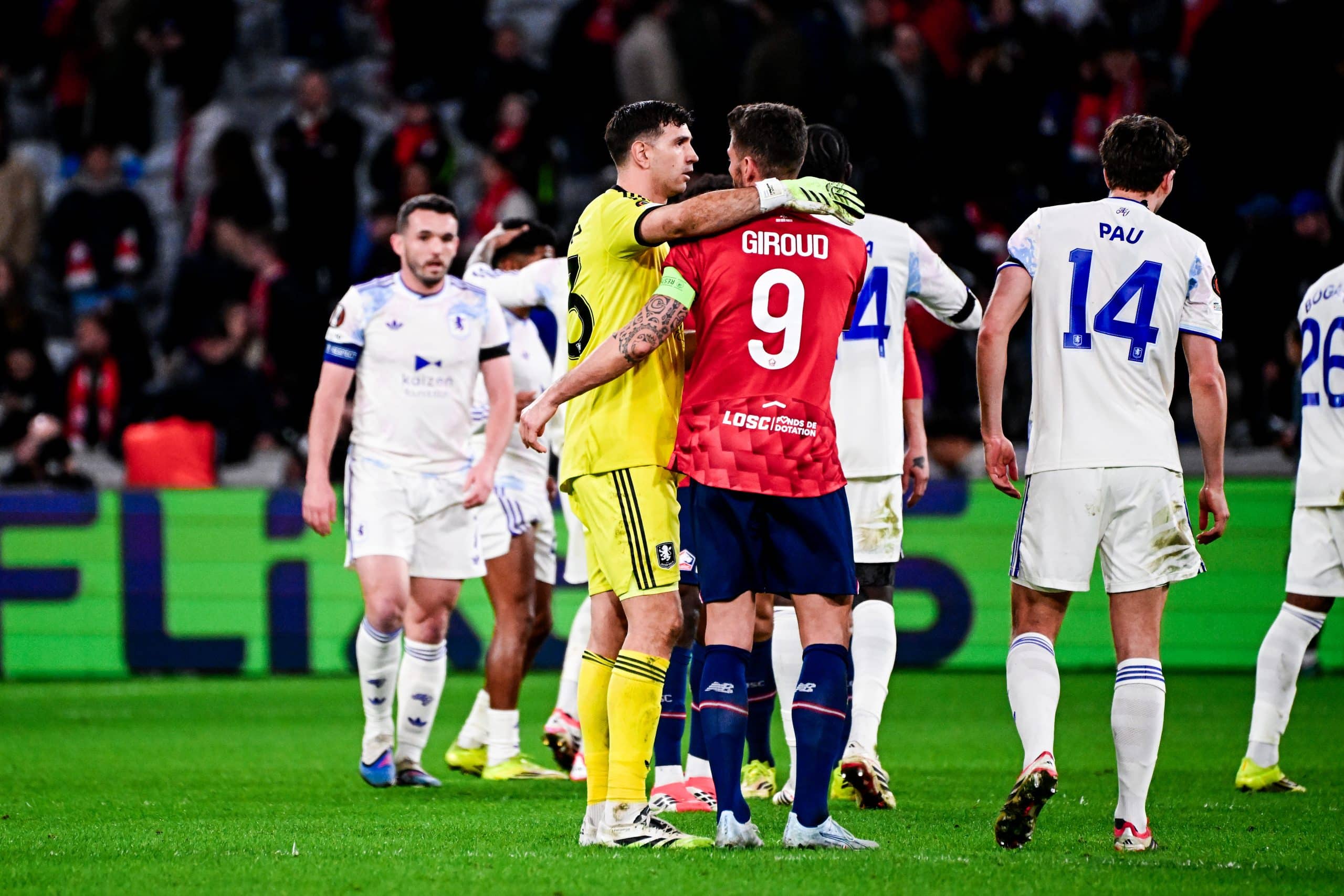 Olivier Giroud avec Emiliano Martinez