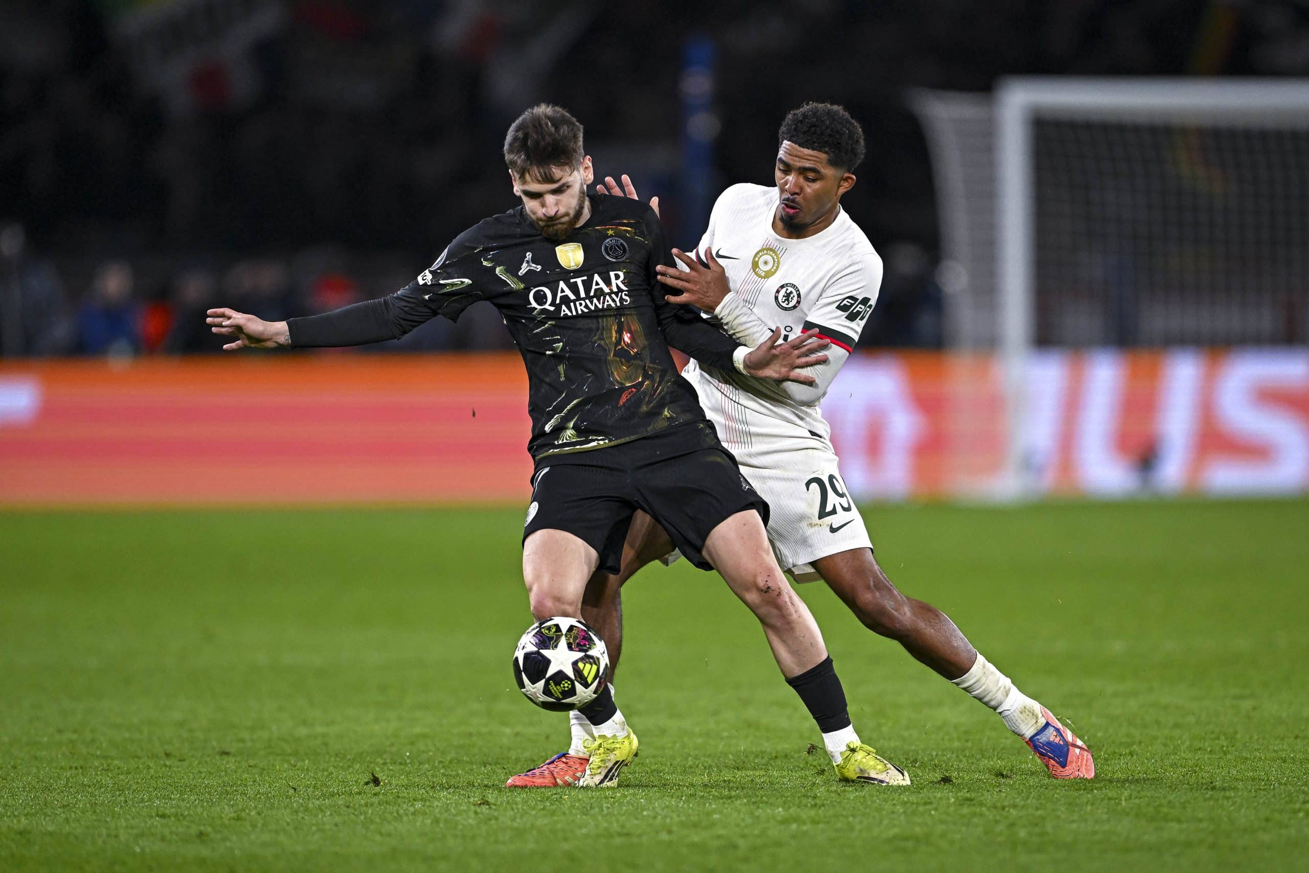 Khvicha Kvaratskhelia au duel avec Wesley Fofana