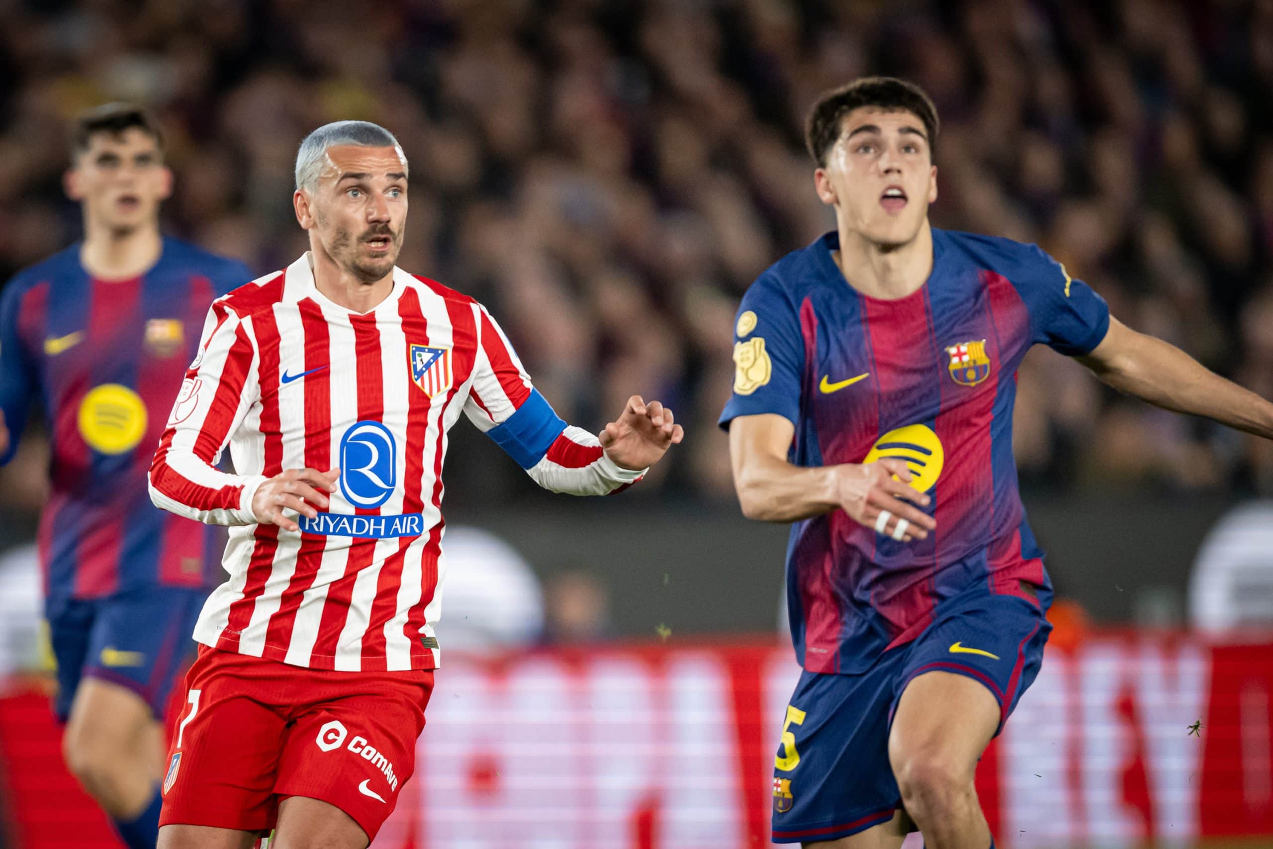 Antoine Griezmann au duel avec Pau Cubarsi
