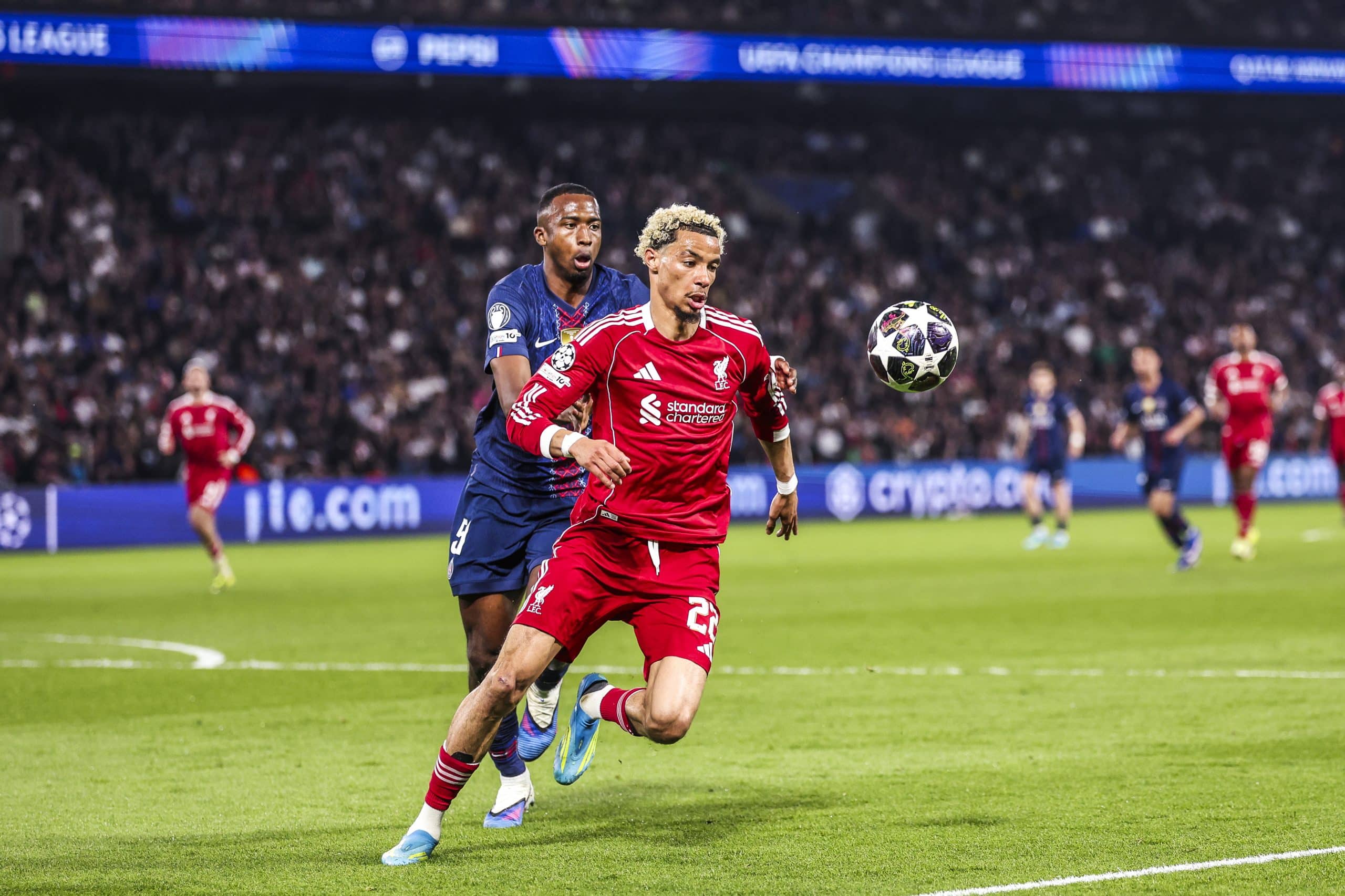Hugo Ektike au duel avec Willian Pacho