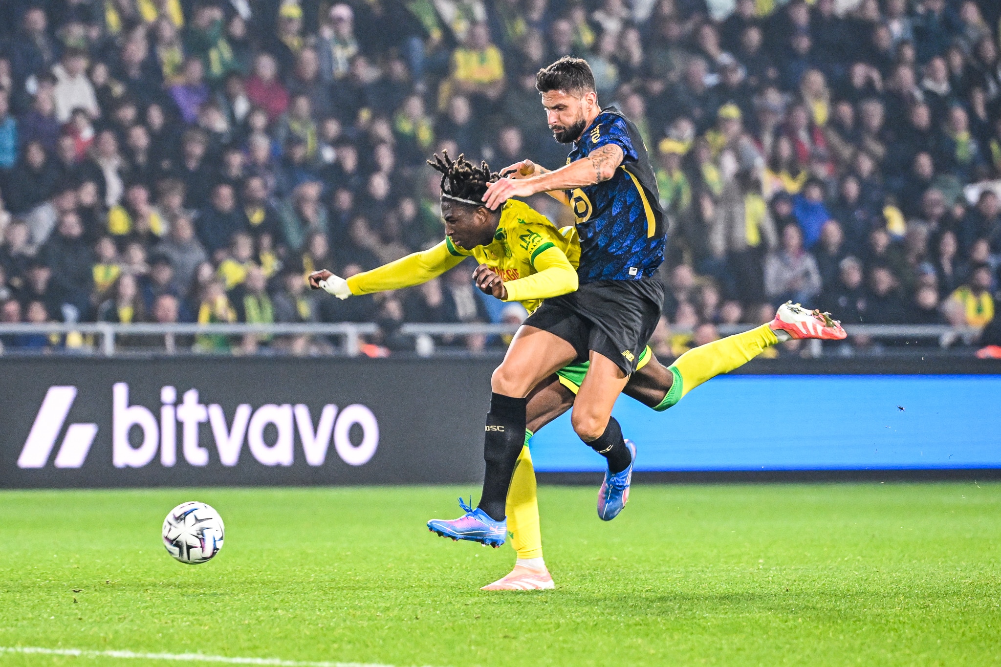 Olivier Giroud au duel avec Tylel Tati lors du match aller entre le FC Nantes et le LOSC