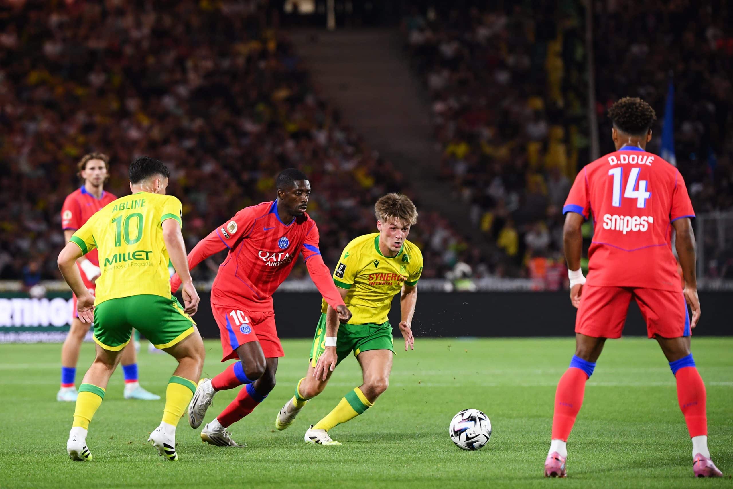 Ousmane Dembélé au duel avec Johann Lepenant lors du match aller entre le FC Nantes et le PSG