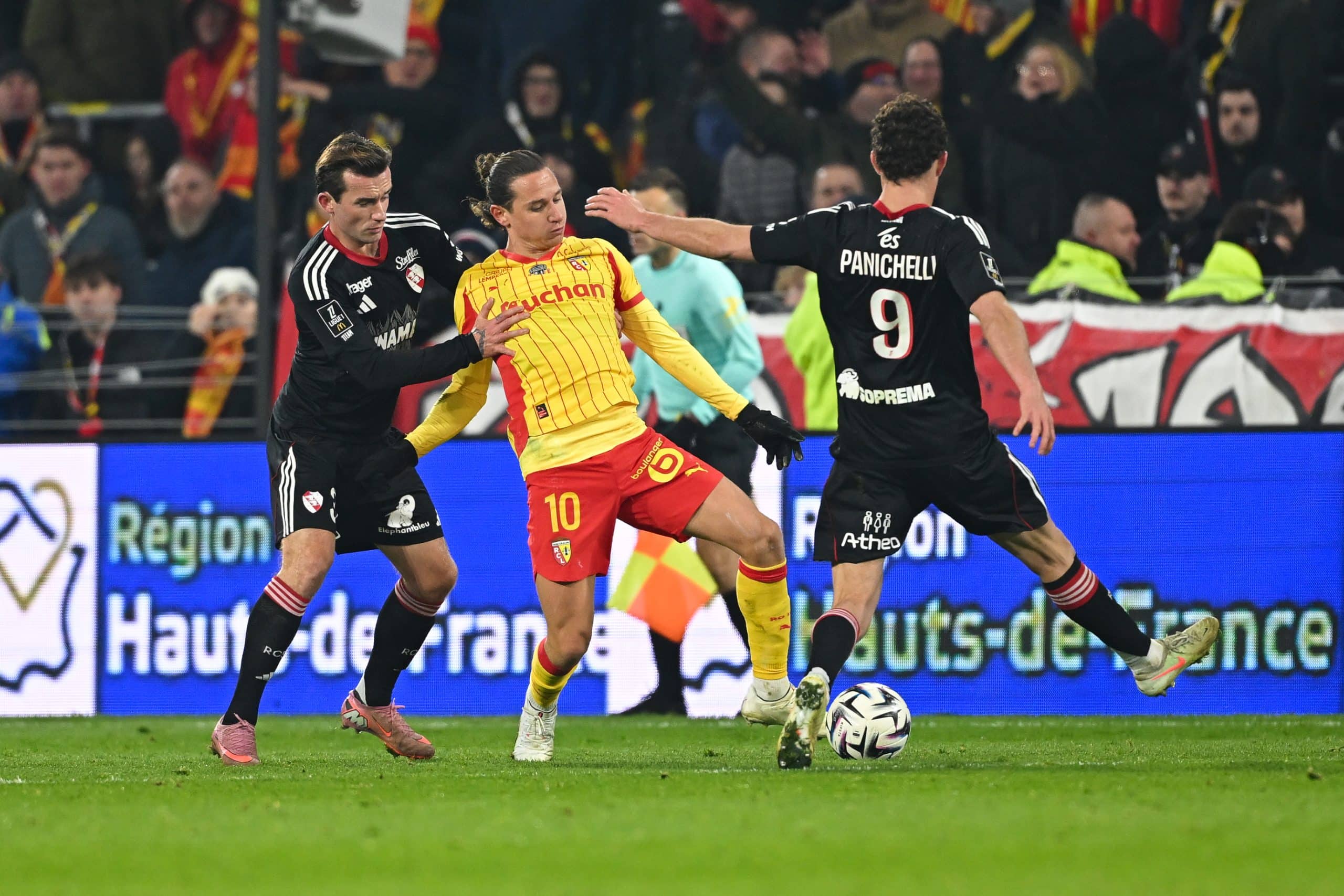 Florian Thauvin au duel avec Ben Chilwell et Joaquin Panichelli