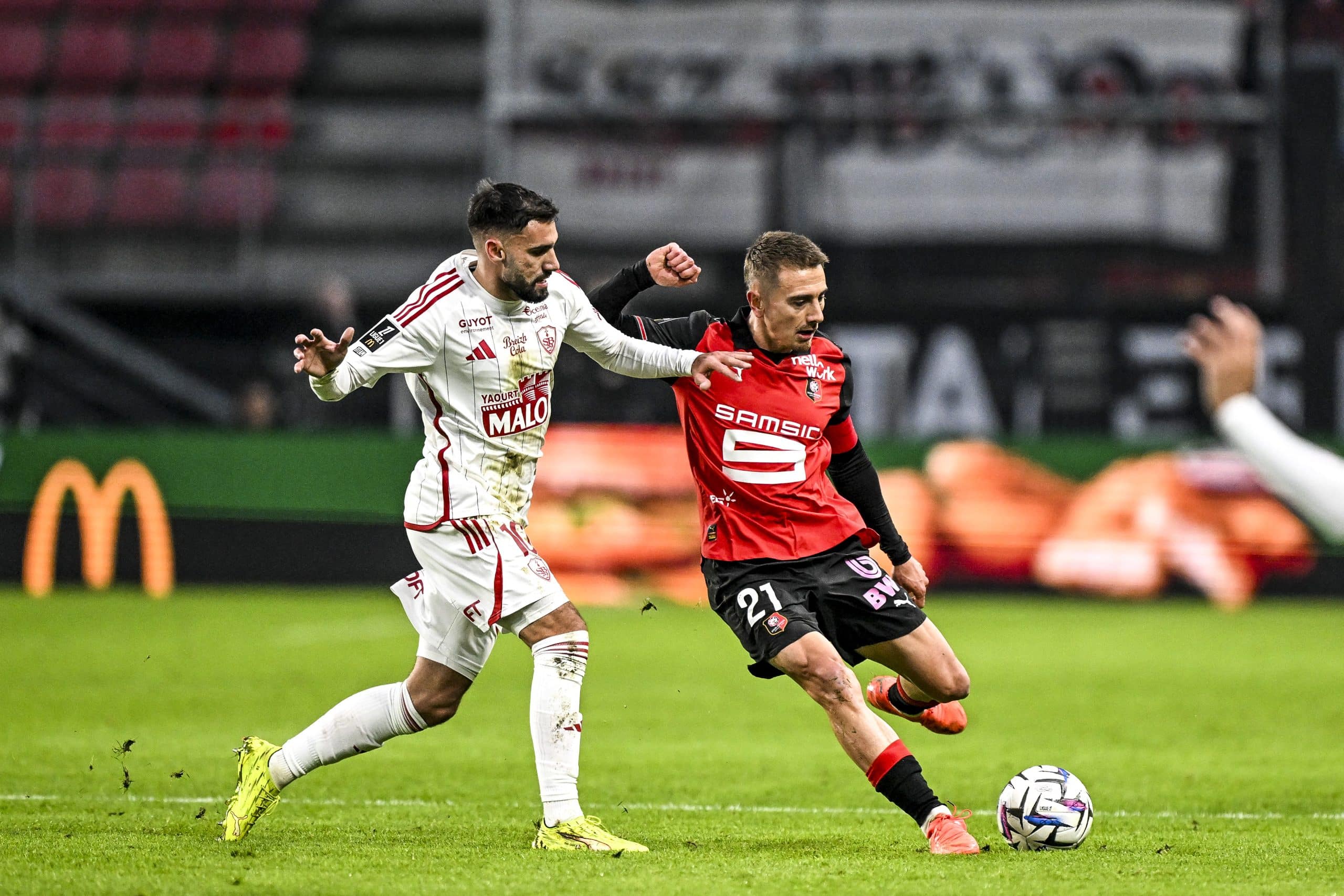 Valentin Rongier au duel avec Romain Del Castillo