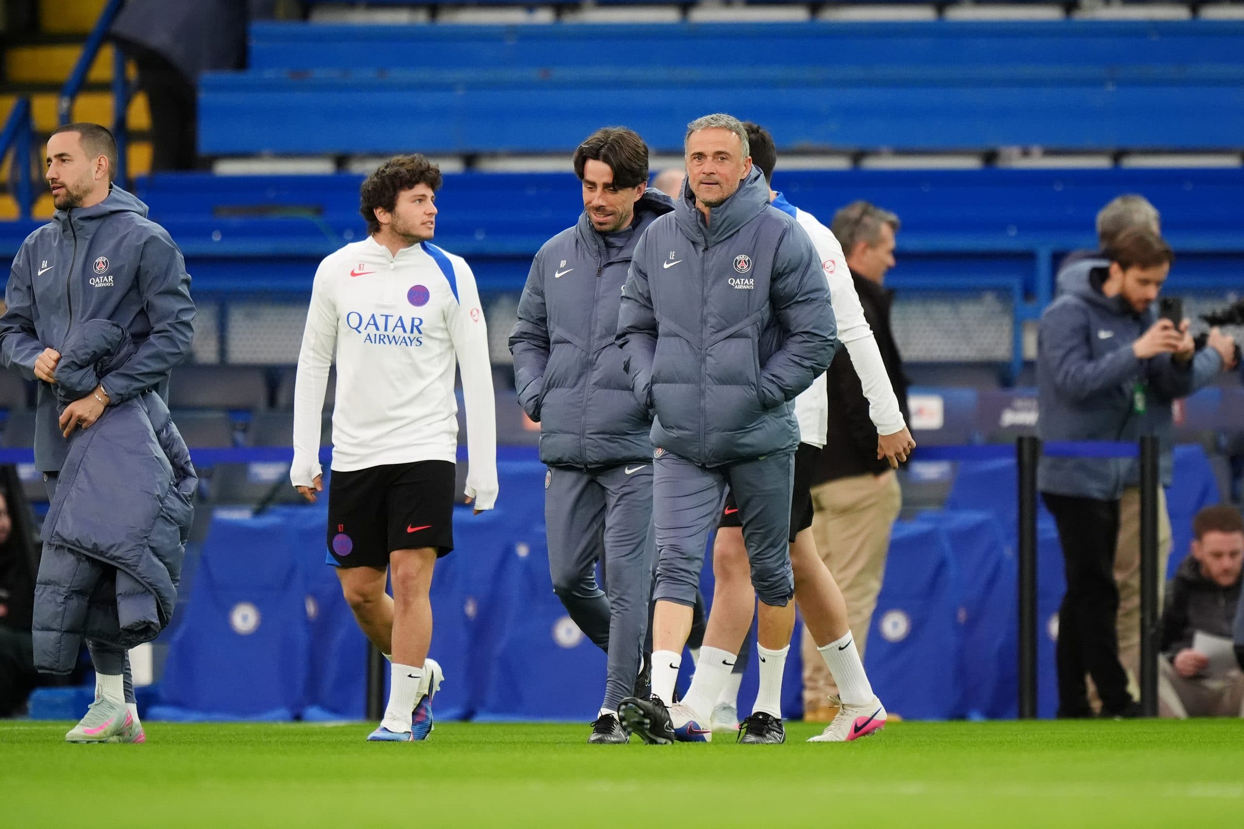 Luis Enrique pénétrant sur la pelouse de Stamford Bridge pour l'entraînement de veille de match.
