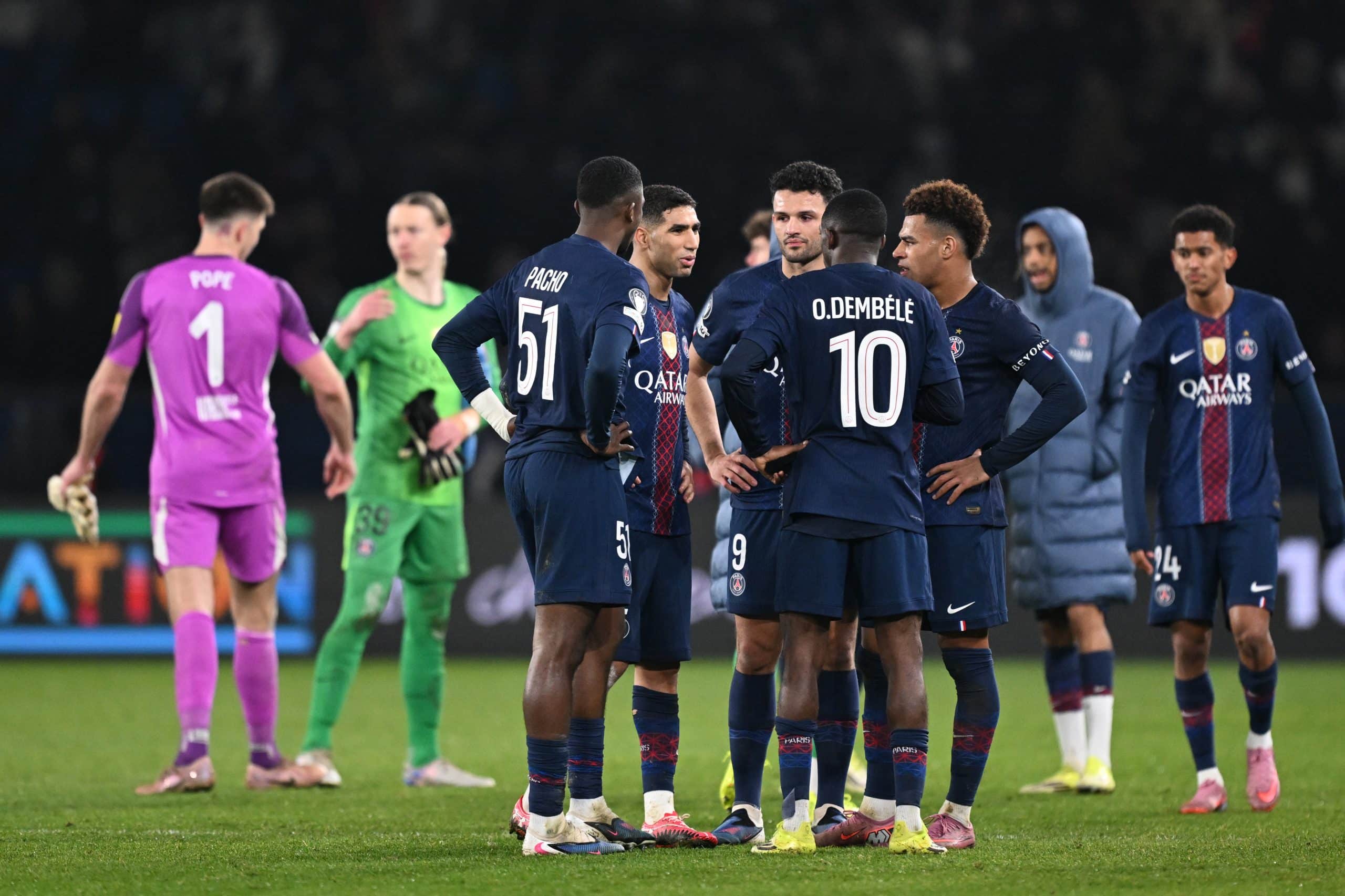 Ousmane Dembélé et Désiré Doué au milieu de leurs partenaires du PSG.