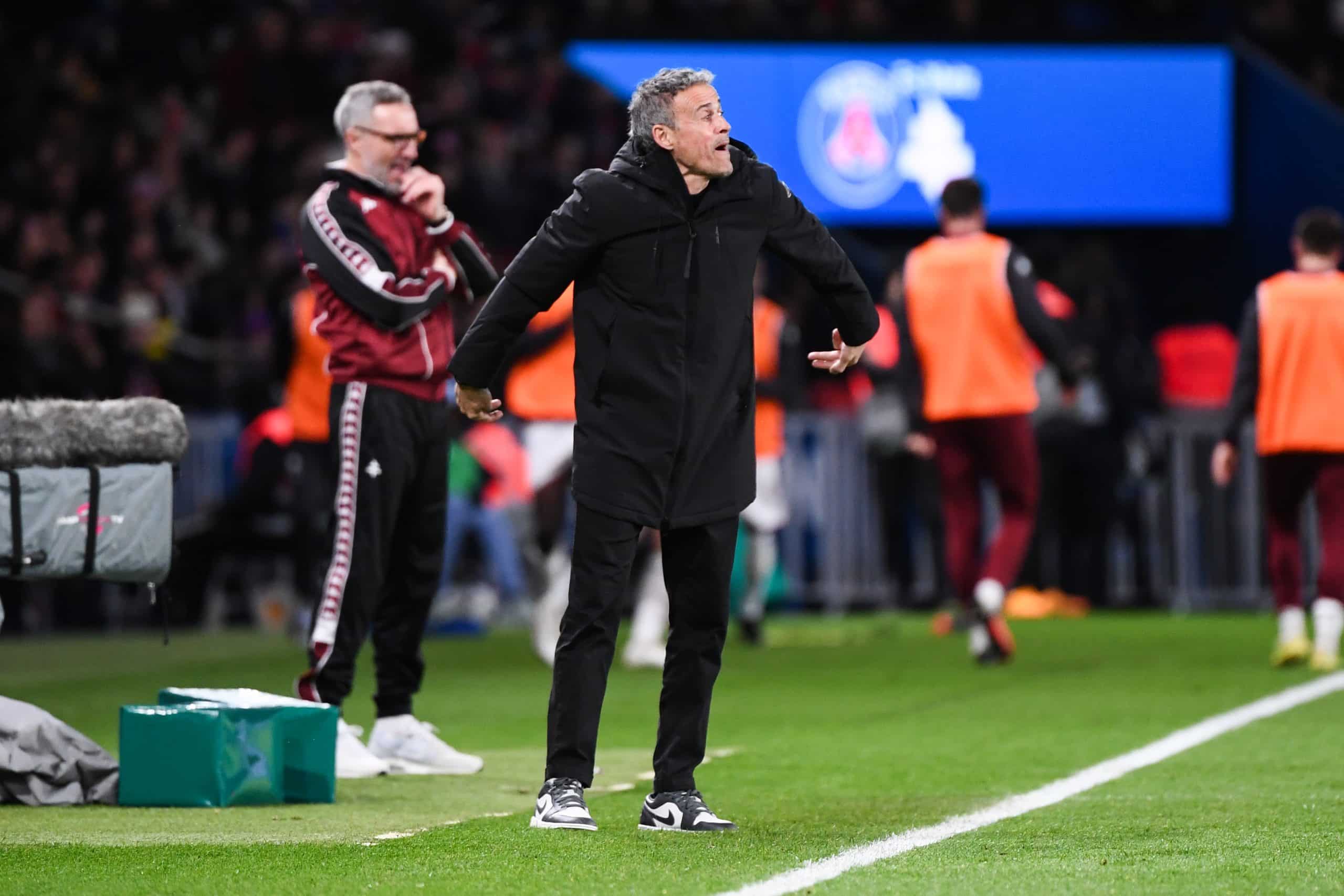 Luis Enrique faisant des grands gestes à ses joueurs lors de PSG-Metz.