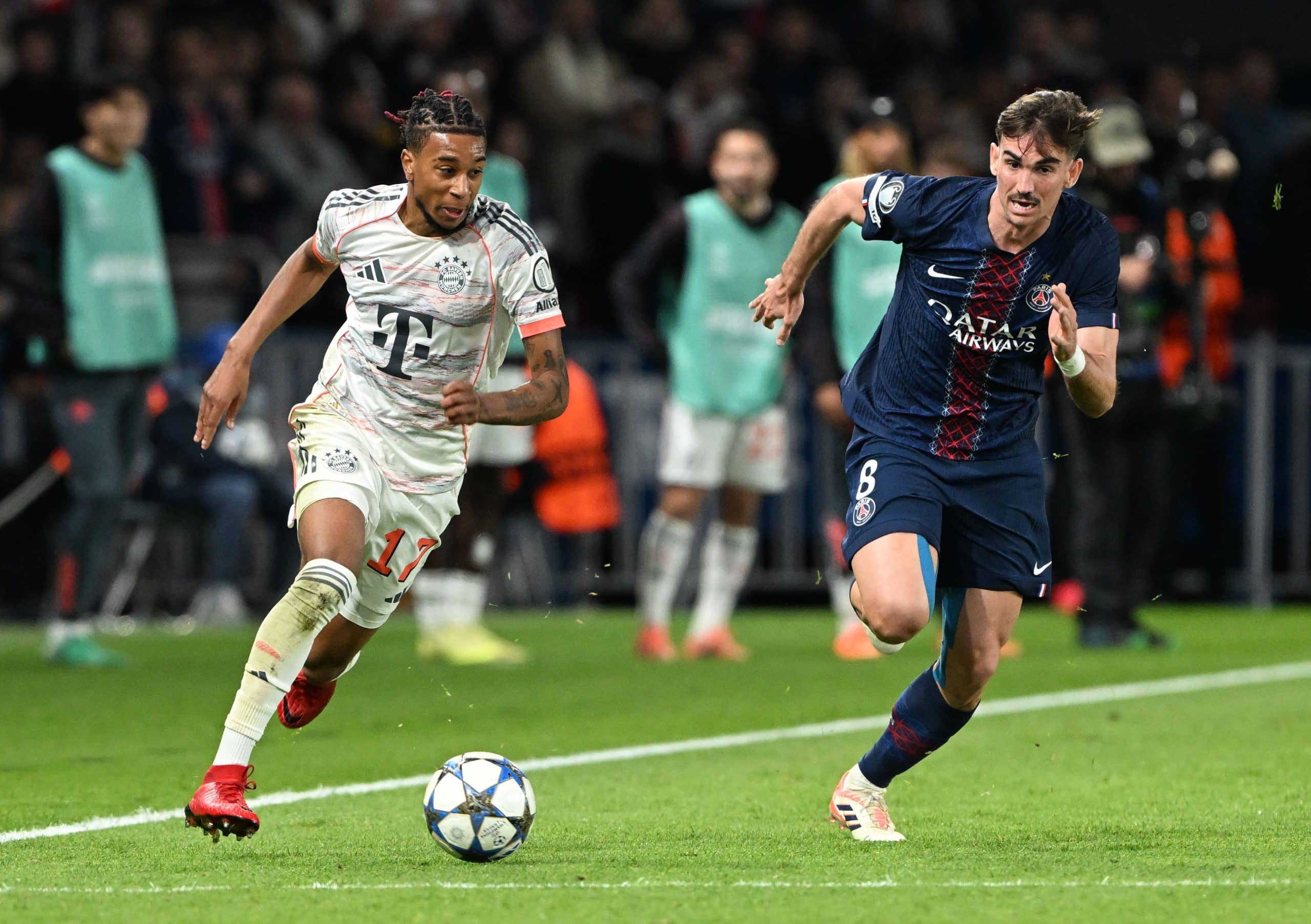 Michael Olise débordant Fabian Ruiz lors du match PSG-Bayern Munich cette saison.