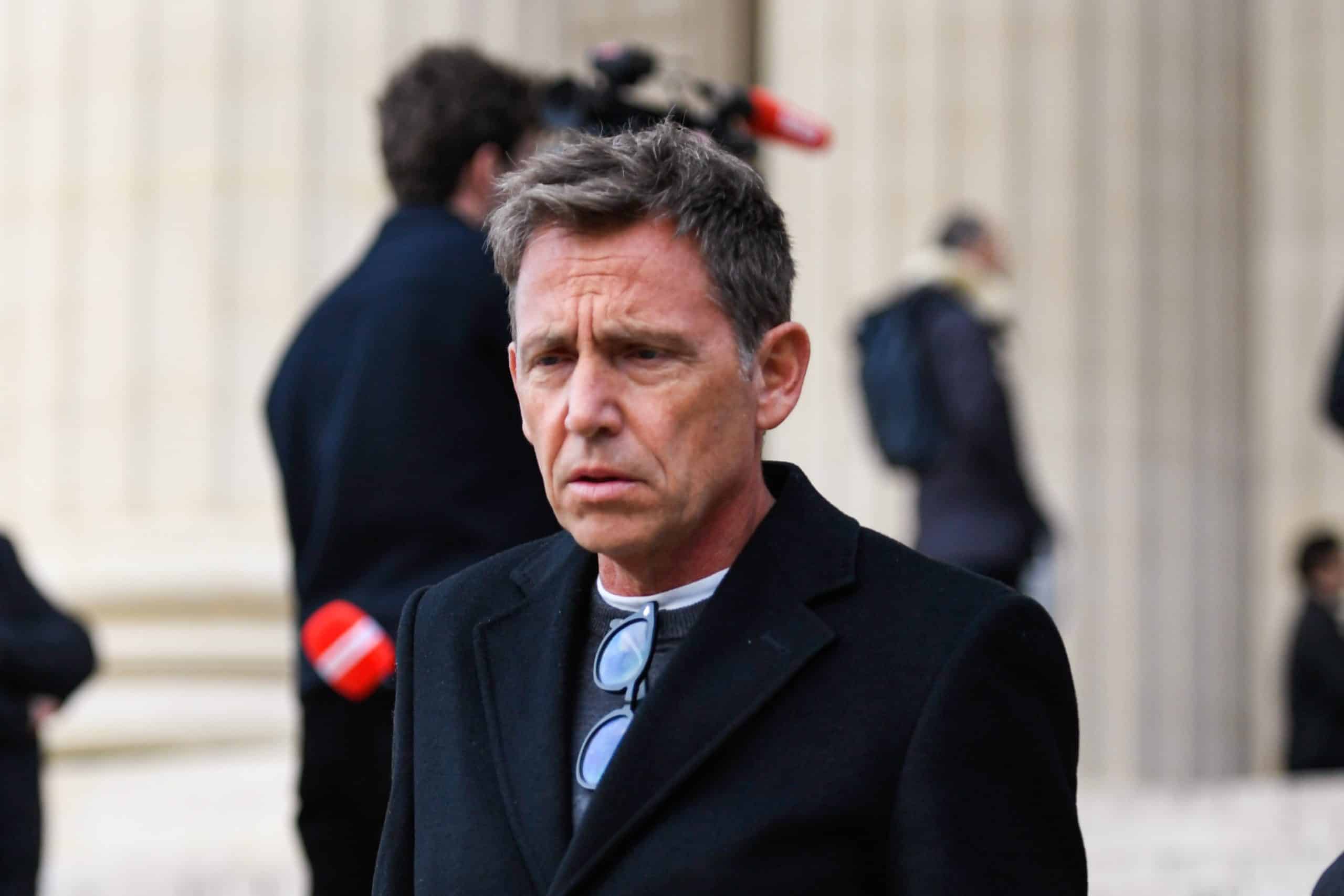 Le journaliste de RMC Daniel Riolo à la sortie des obsèques de Rolland Courbis.