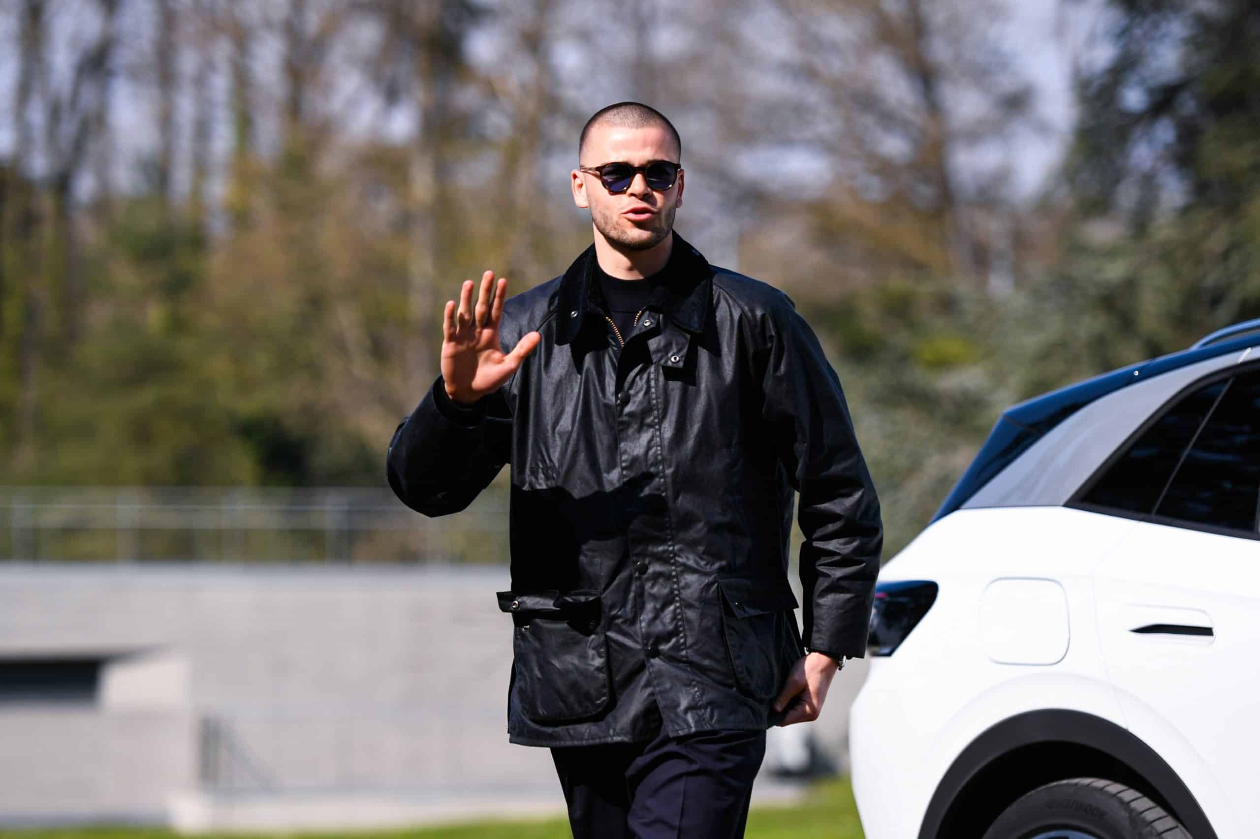 Lucas Chevalier arrivant à Clairefontaine dans sa tenue douteuse.