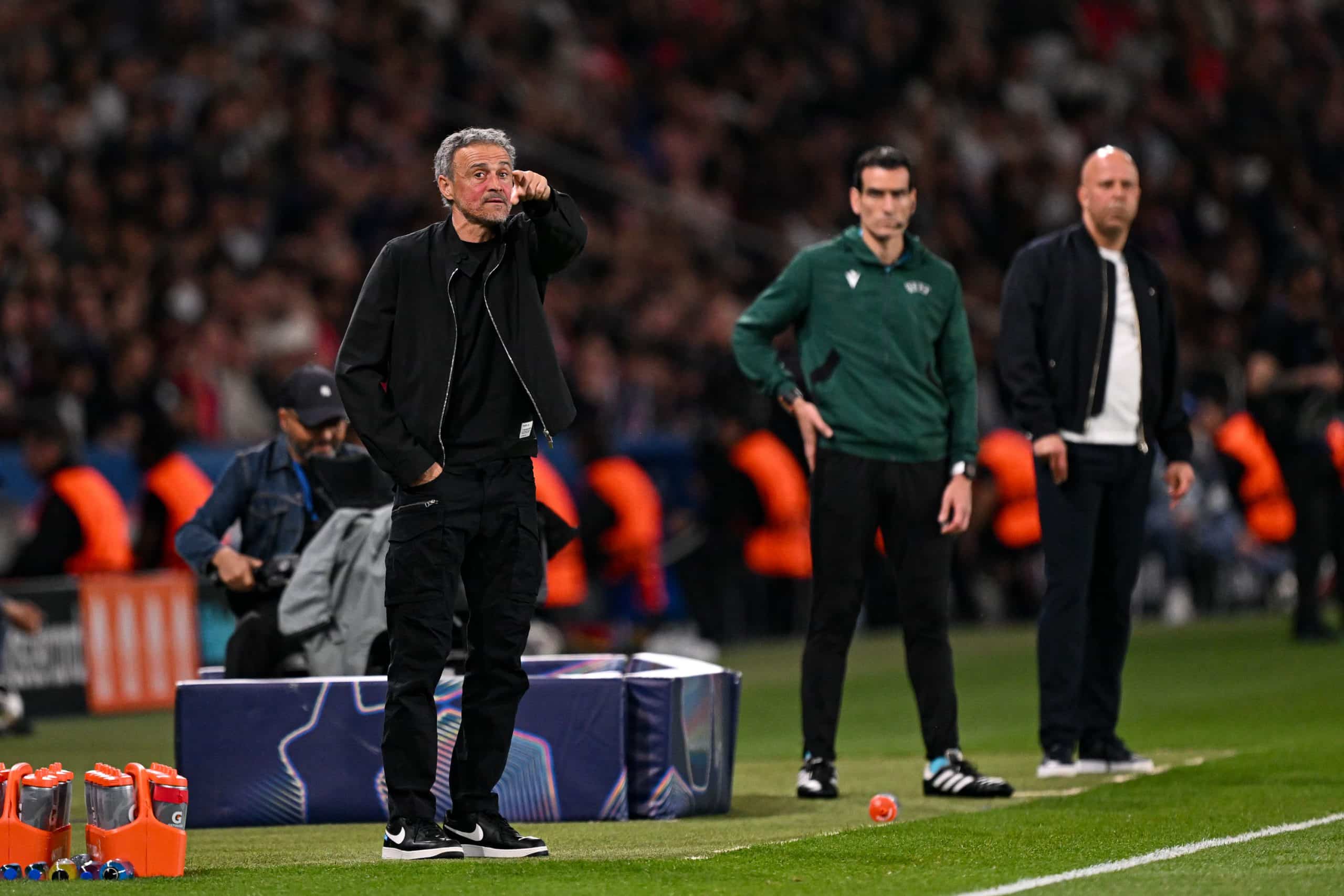 Luis Enrique et Arne Slot derrière lui, lors de PSG-Liverpool.