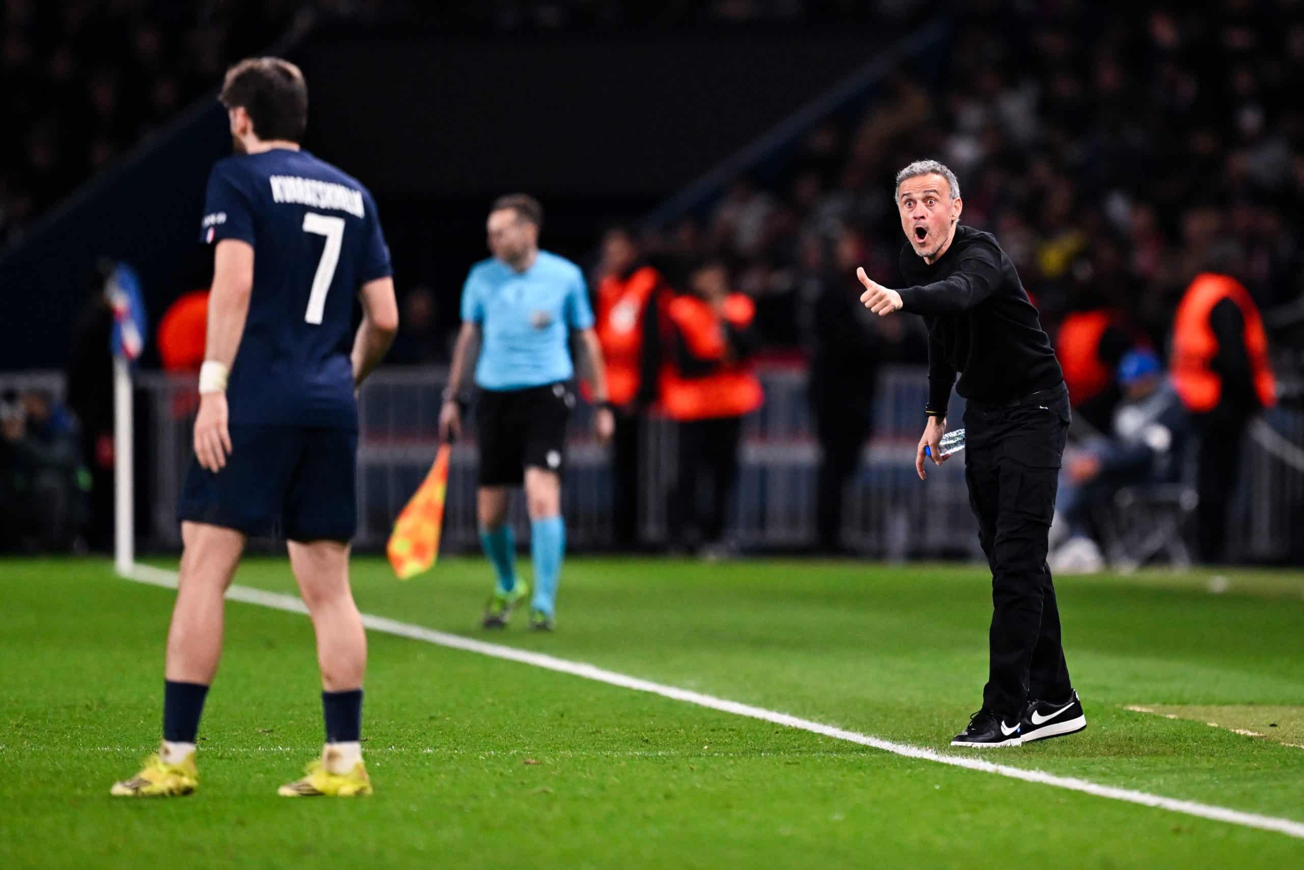 Luis Enrique félicitant Kvaratskhelia lors de PSG-Monaco (2-2) en C1.