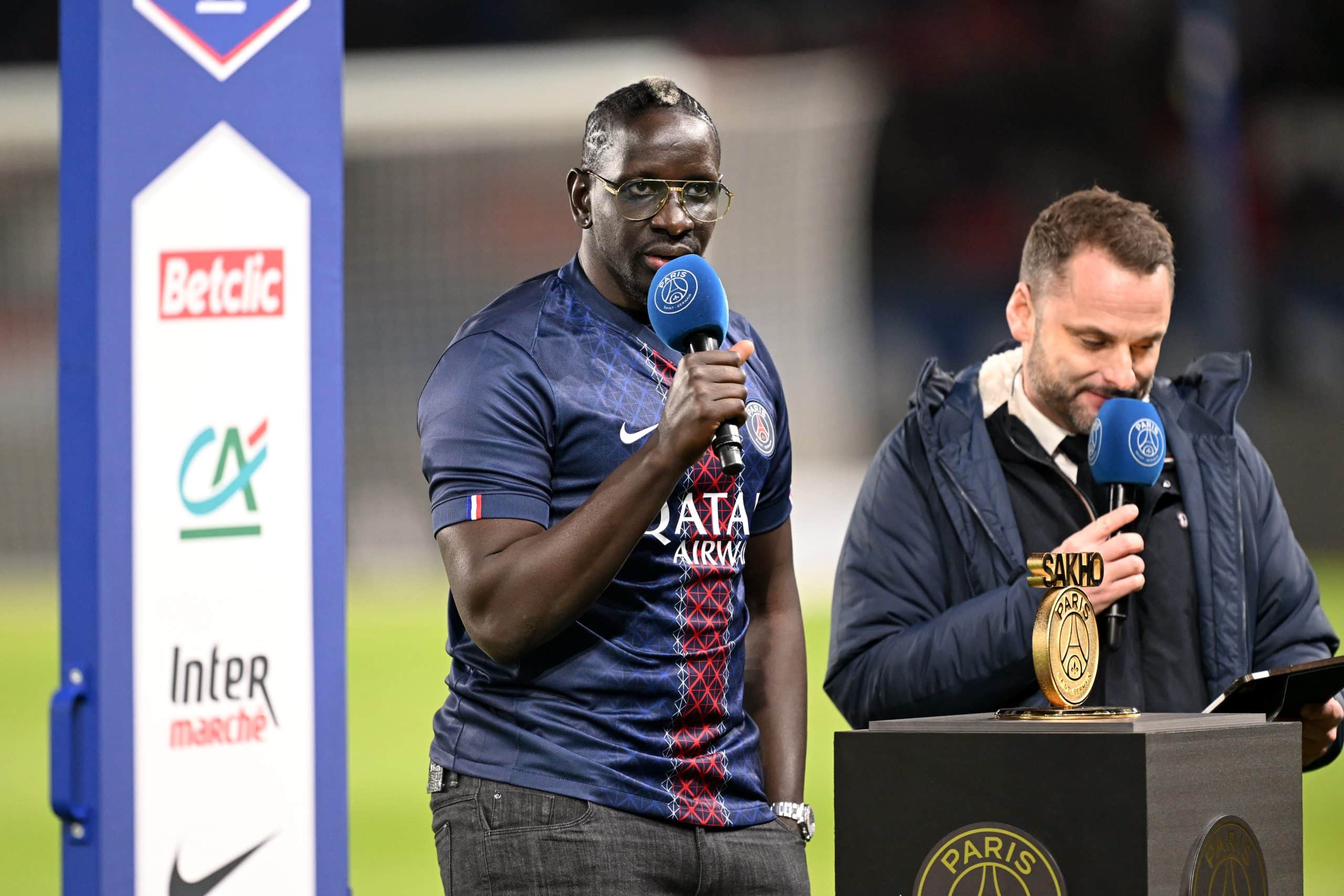 Mamadou Sakho annonçant sa retraite au Parc des Princes.